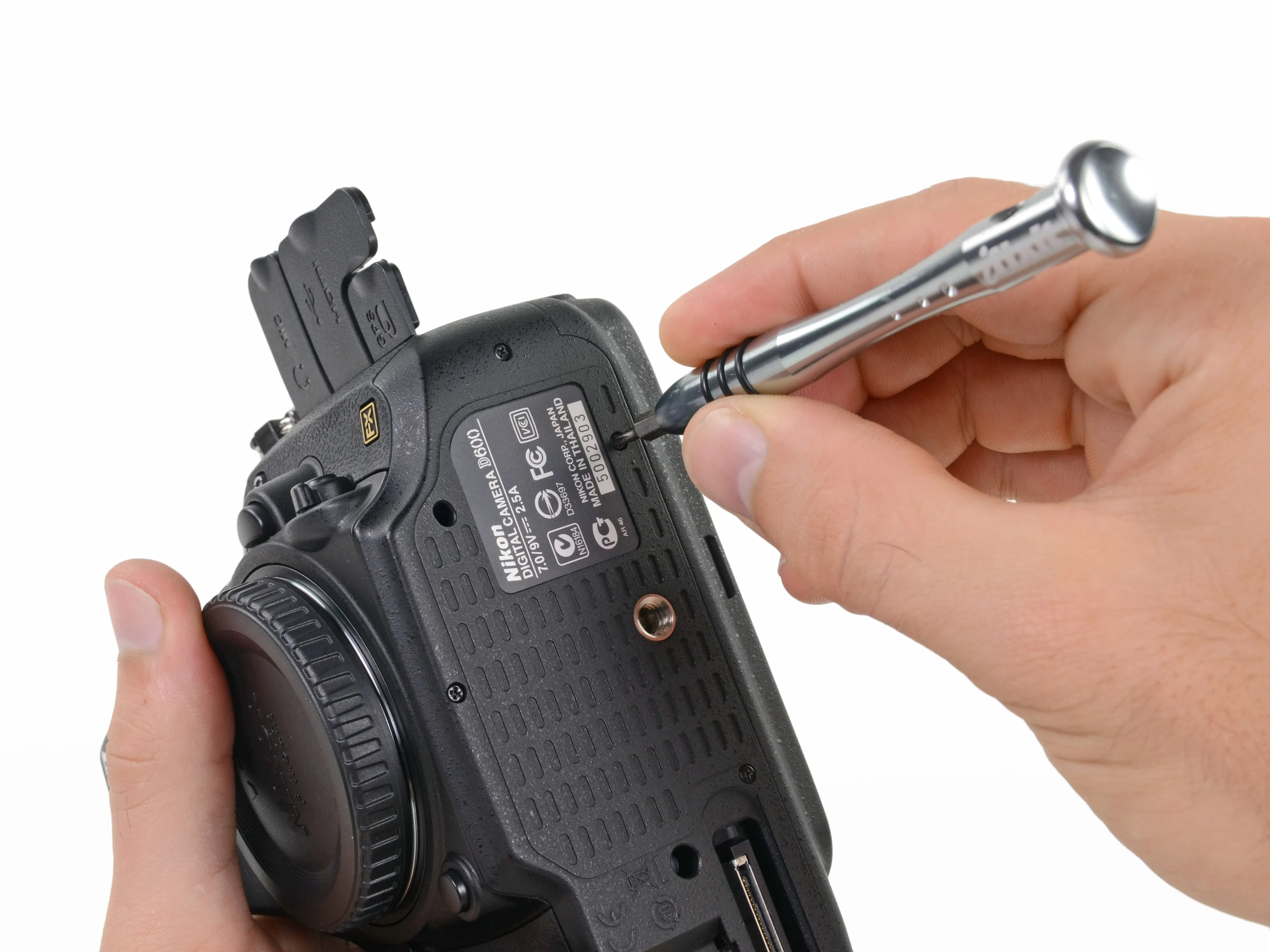 Разборка Nikon D600: шаг 8, изображение 1 из 3