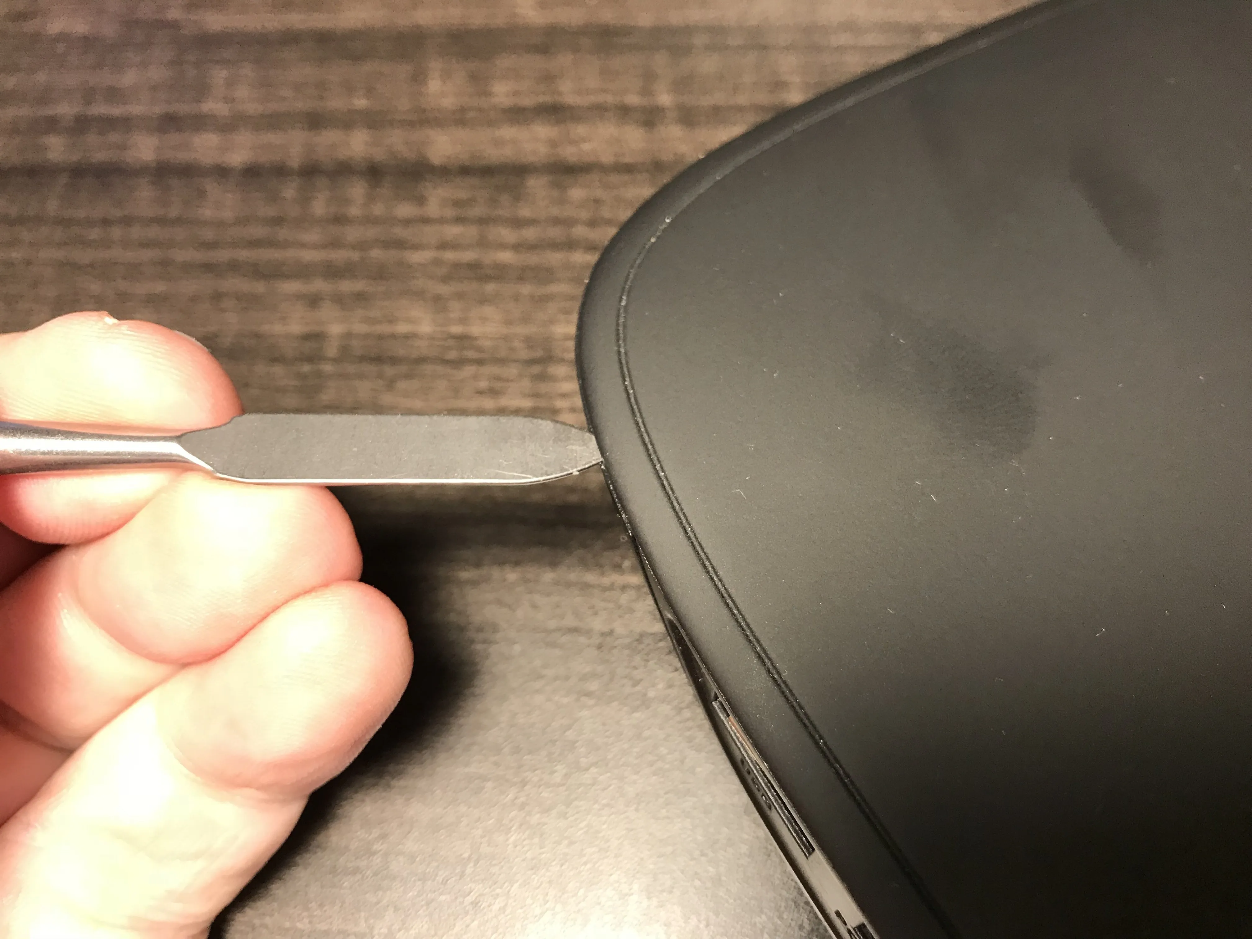 Разборка Ooma Telo Rev A00, освобождение зажимов: шаг 2, изображение 1 из 2