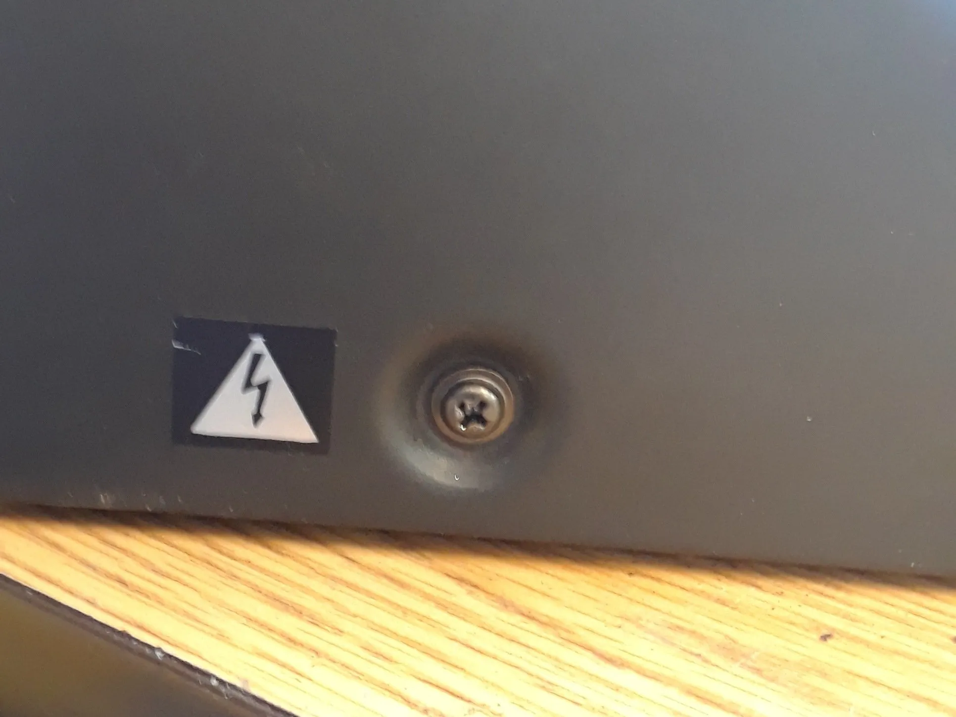 Panasonic AG-1300 разборка, шаг 1: снятие крышки: шаг 2, изображение 2 из 3