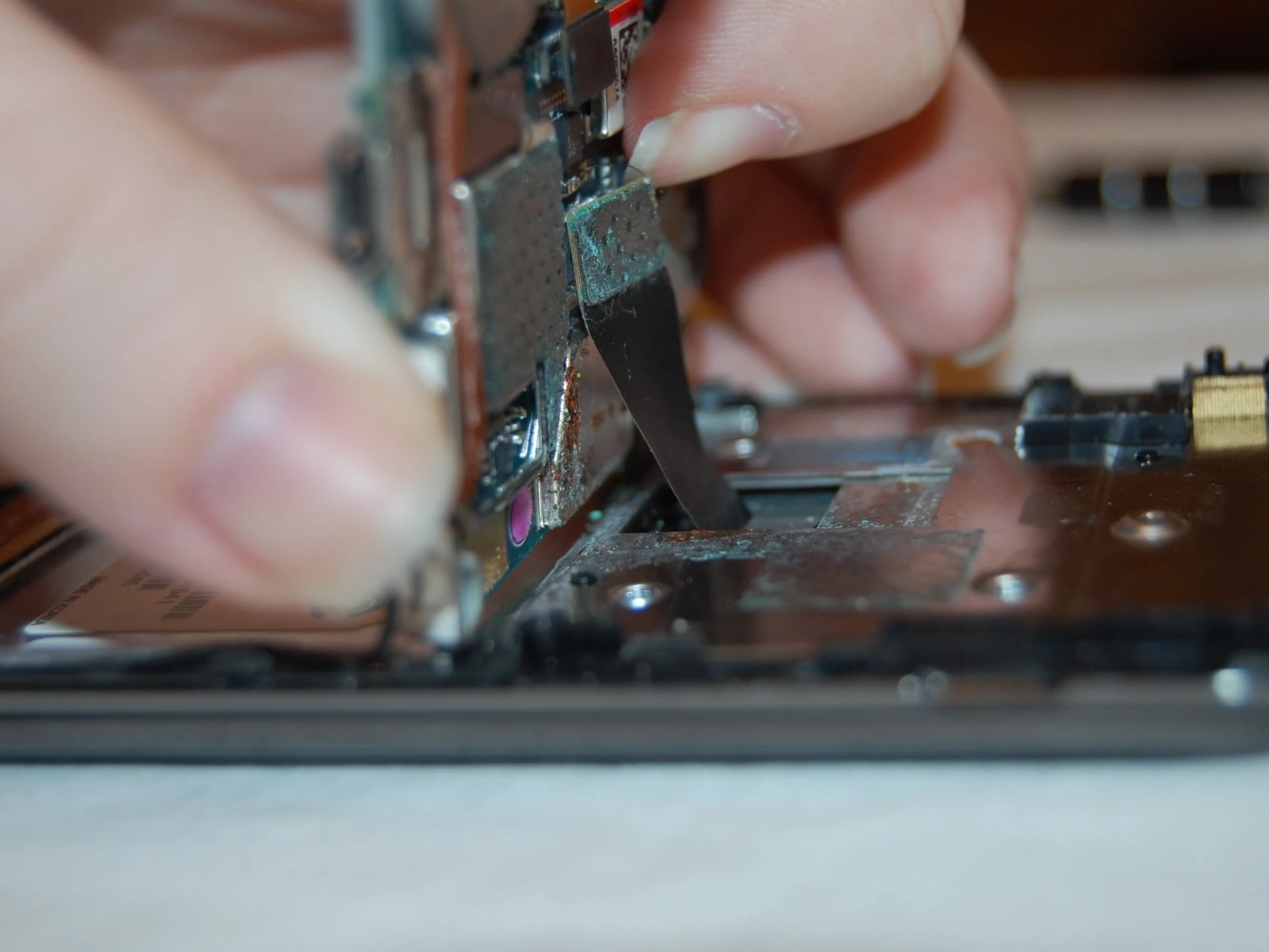 Pantech Crux Teardown: шаг 11, изображение 2 из 3