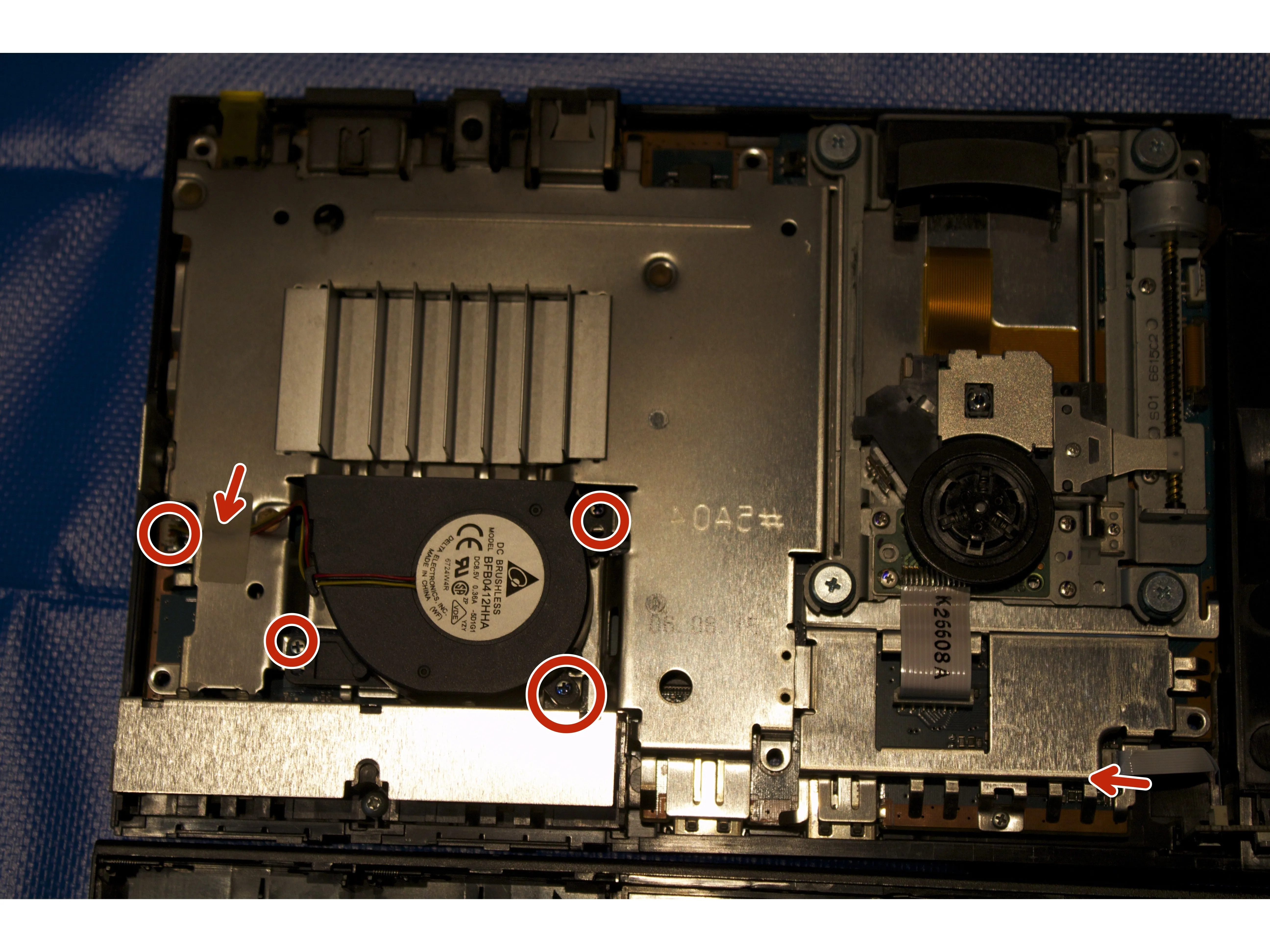 Разборка PlayStation 2 Slimline: шаг 6, изображение 1 из 3