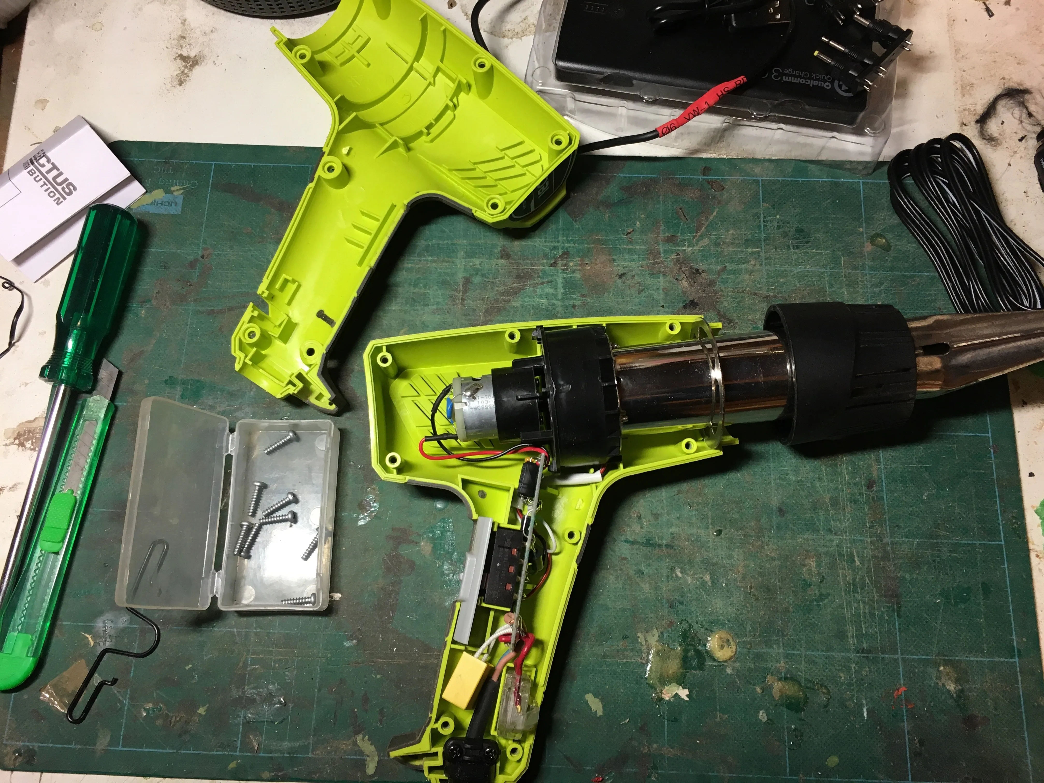 Разбор тепловой пушки Ryobi, открытие: шаг 4, изображение 1 из 1