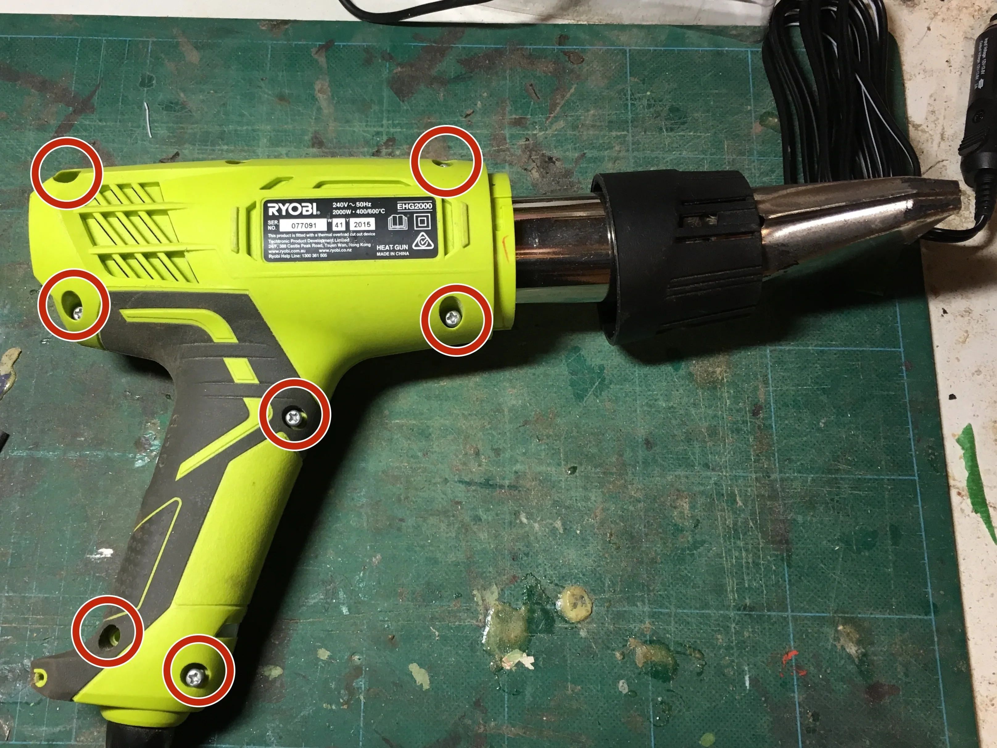 Тепловая пушка Ryobi Разборка, удаление винтов и клипс: шаг 2, изображение 1 из 2