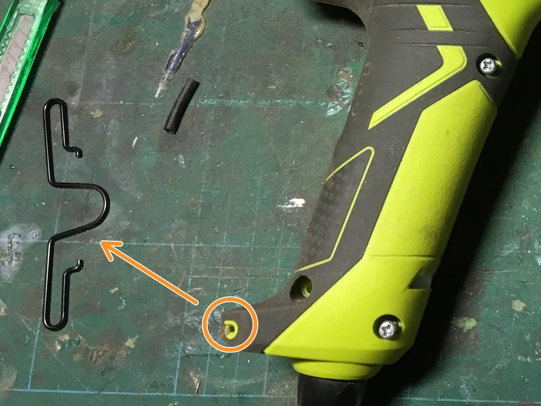 Тепловая пушка Ryobi Разборка, извлечение винтов и клипс: шаг 2, изображение 2 из 2