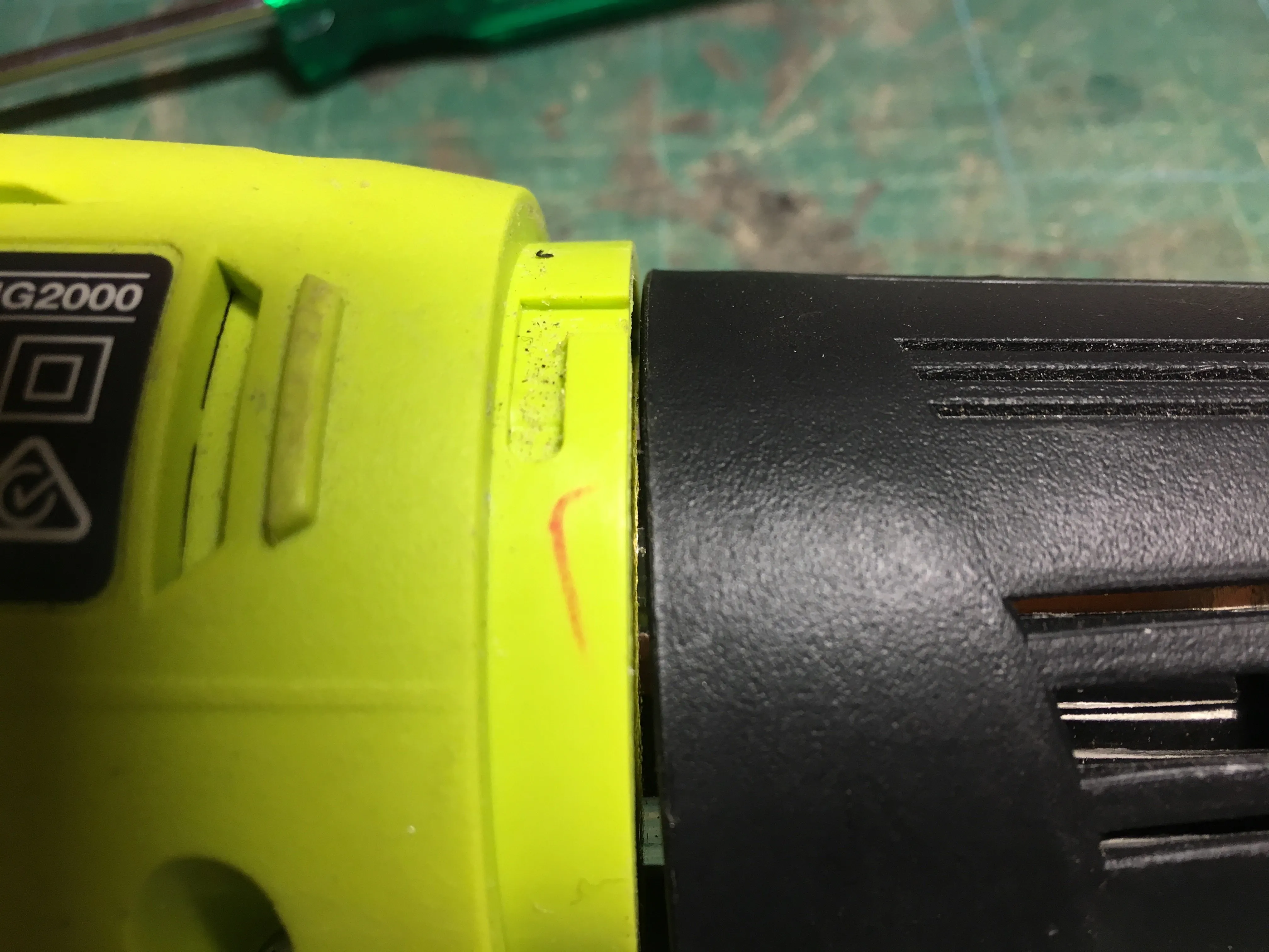 Тепловая пушка Ryobi Разборка, снятие кожуха: шаг 1, изображение 2 из 2