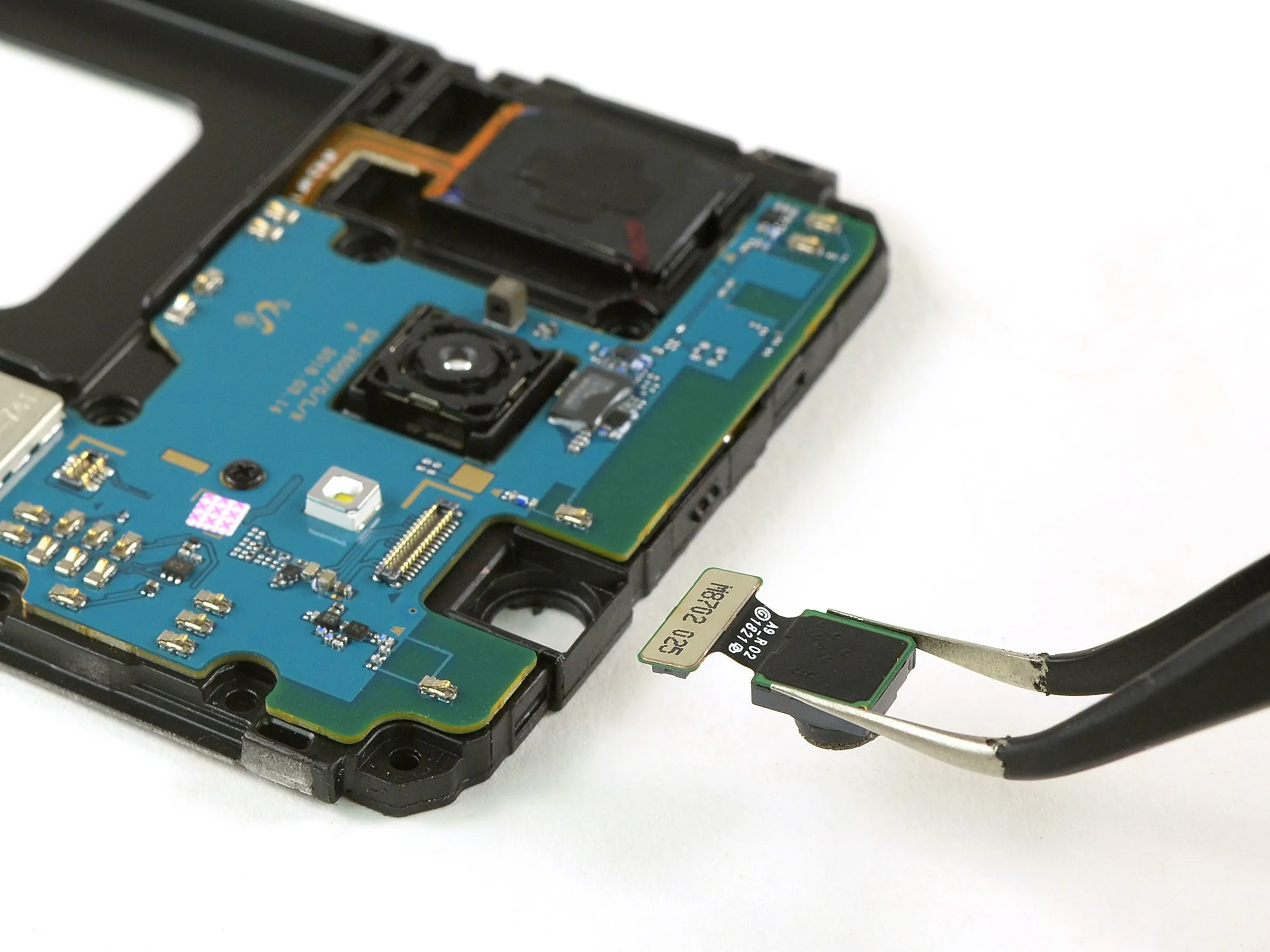 Разборка Samsung Galaxy J6: шаг 6, изображение 1 из 2