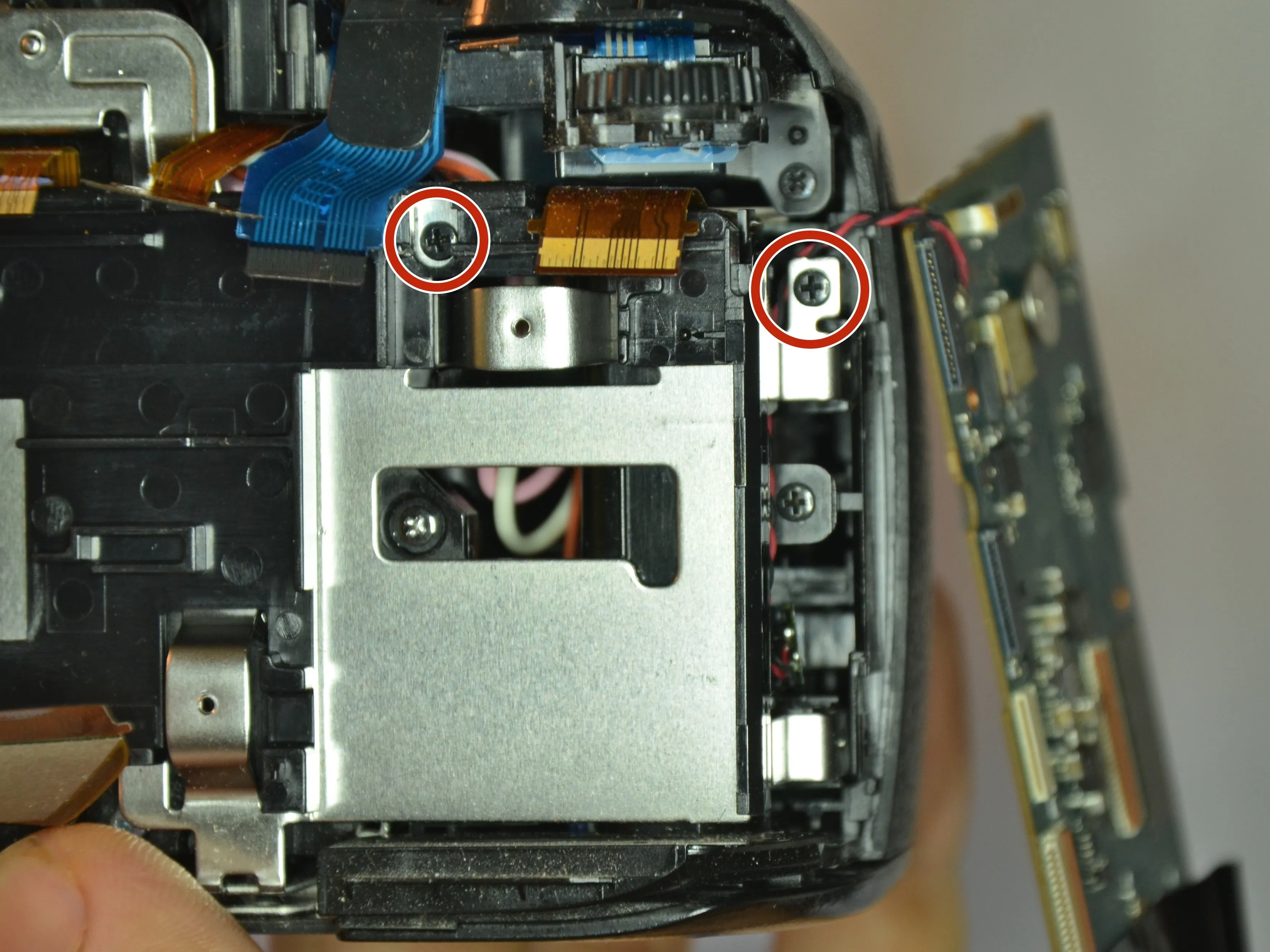 Sony Cyber-shot DSC-HX400V Разборка, базовая панель: шаг 11, изображение 2 из 3