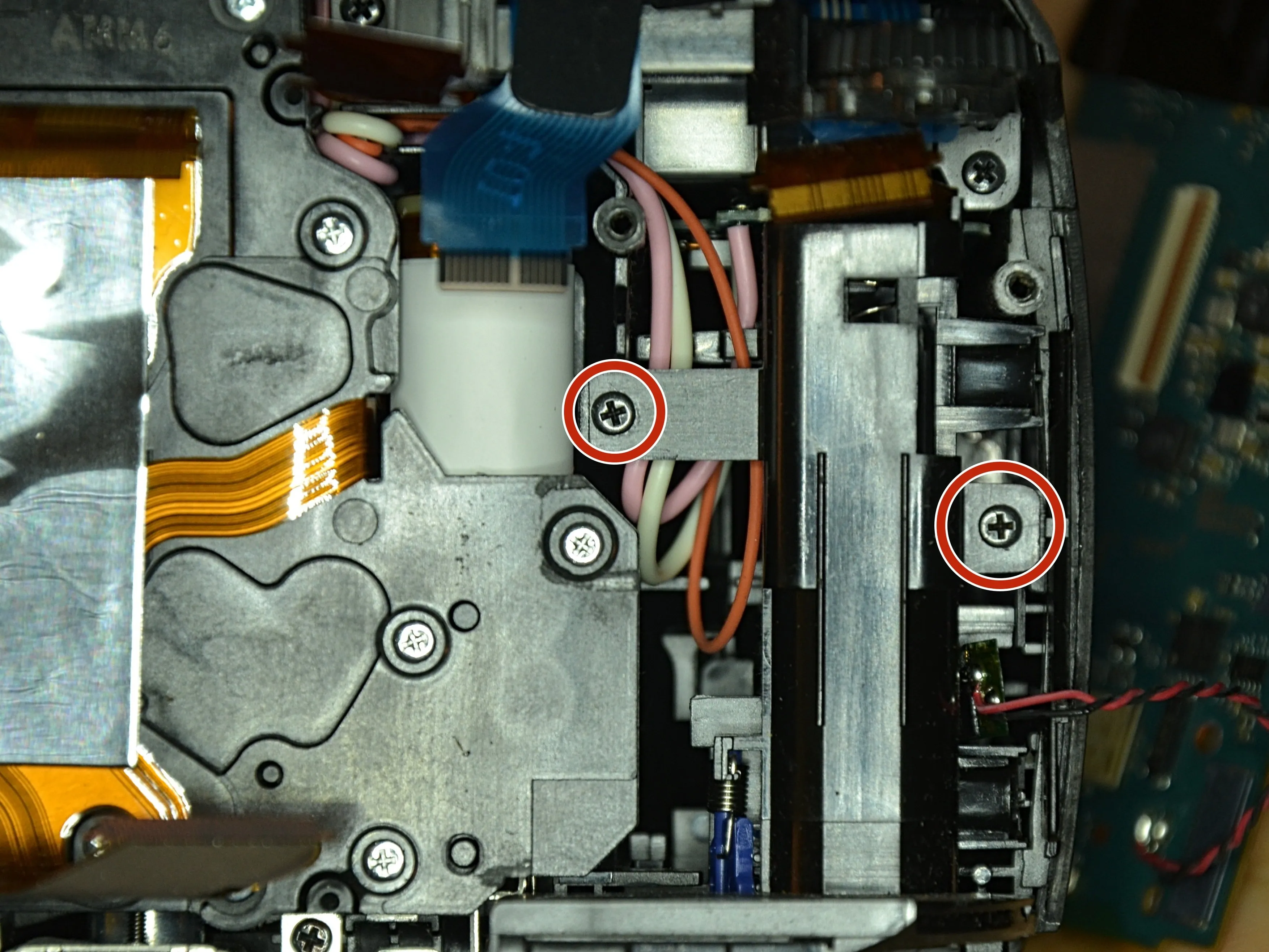 Разборка Sony Cyber-shot DSC-HX400V, корпус аккумулятора: шаг 12, изображение 1 из 2