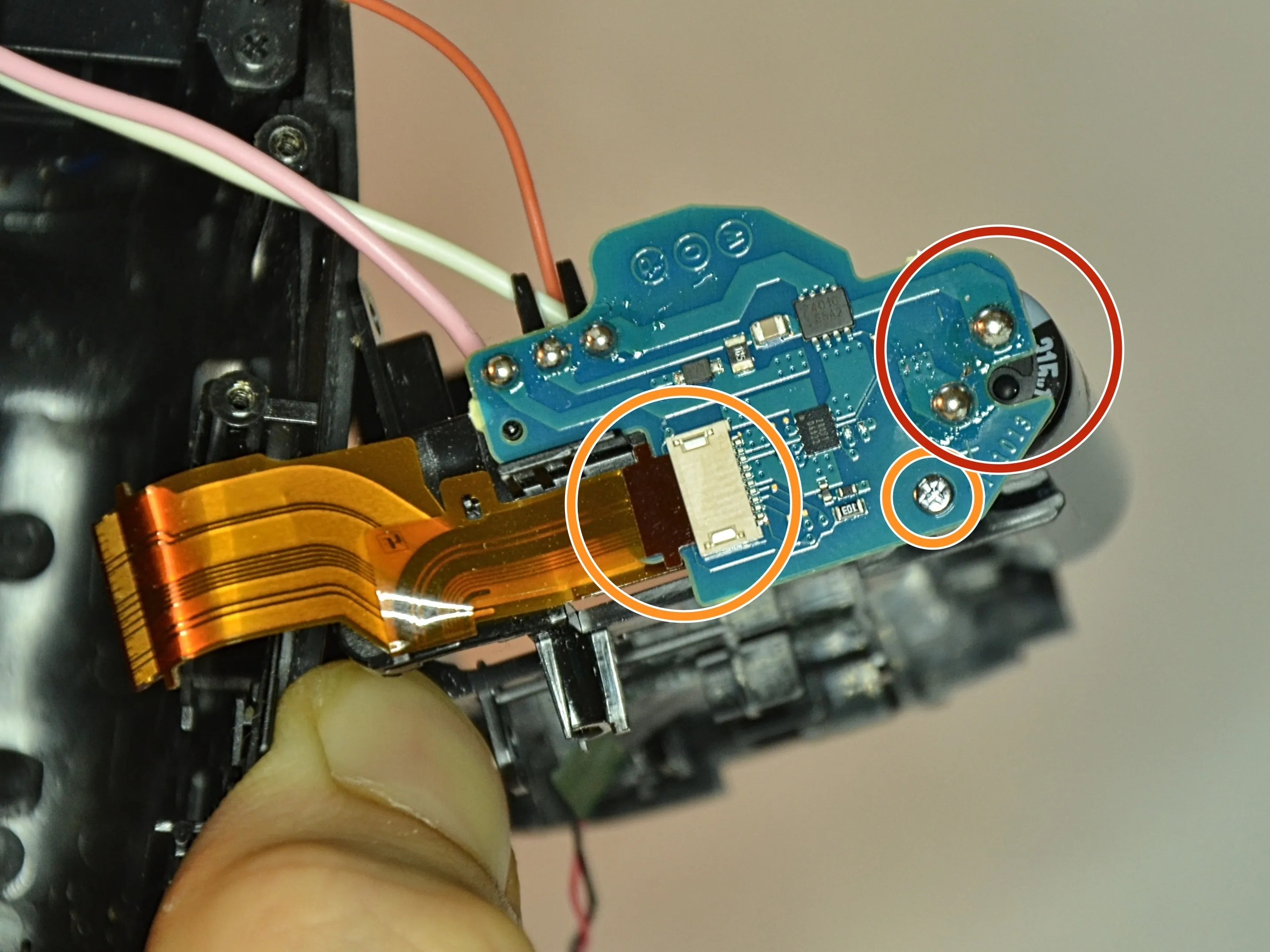 Sony Cyber-shot DSC-HX400V Разборка, корпус с аккумулятором: шаг 12, изображение 2 из 2