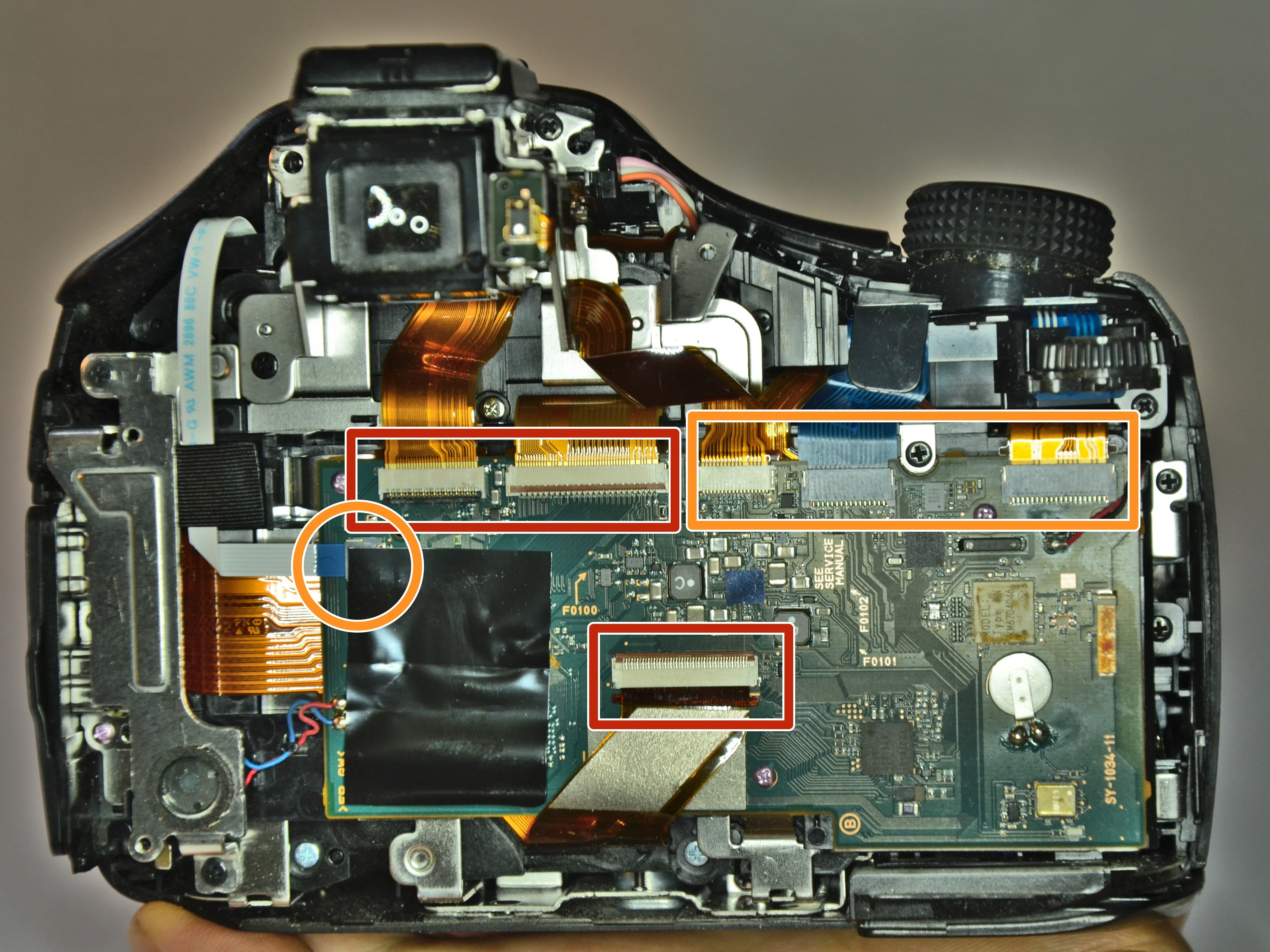 Sony Cyber-shot DSC-HX400V Teardown, отсоединение материнской платы: шаг 5, изображение 1 из 2