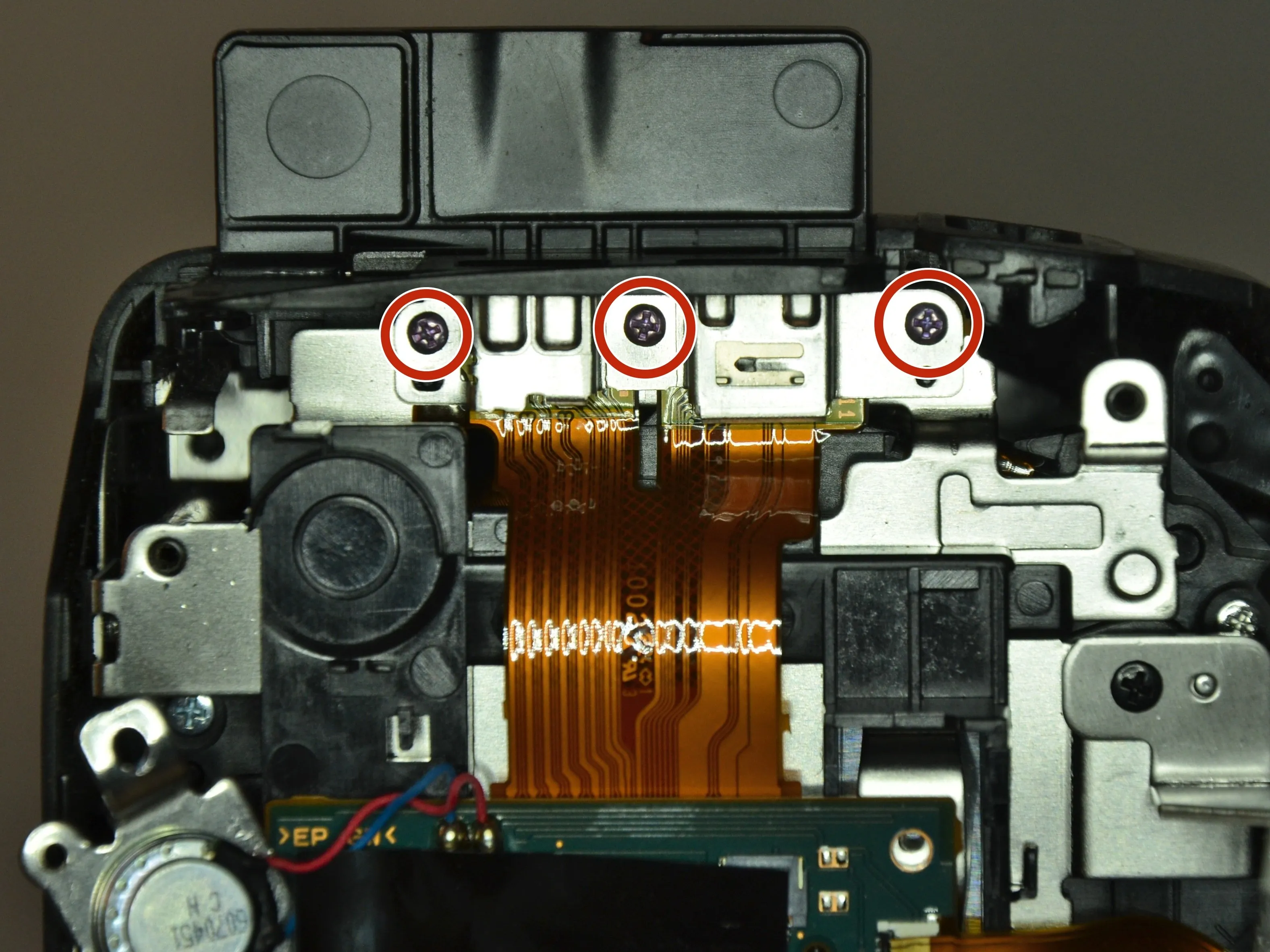 Разборка Sony Cyber-shot DSC-HX400V, разъемы HDMI и MicroUSB: шаг 7, изображение 1 из 3