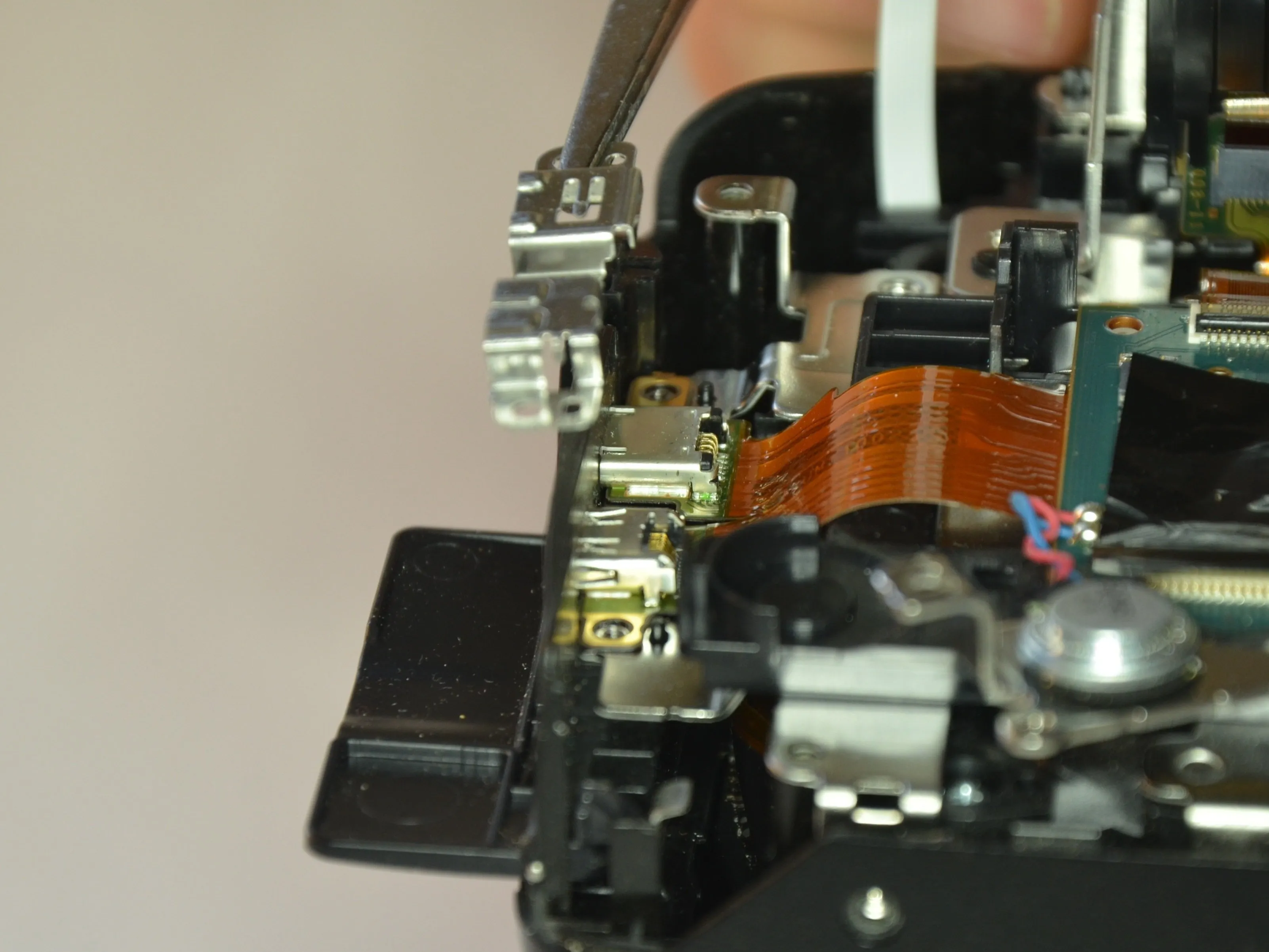 Разборка Sony Cyber-shot DSC-HX400V, разъемы HDMI и MicroUSB: шаг 7, изображение 2 из 3