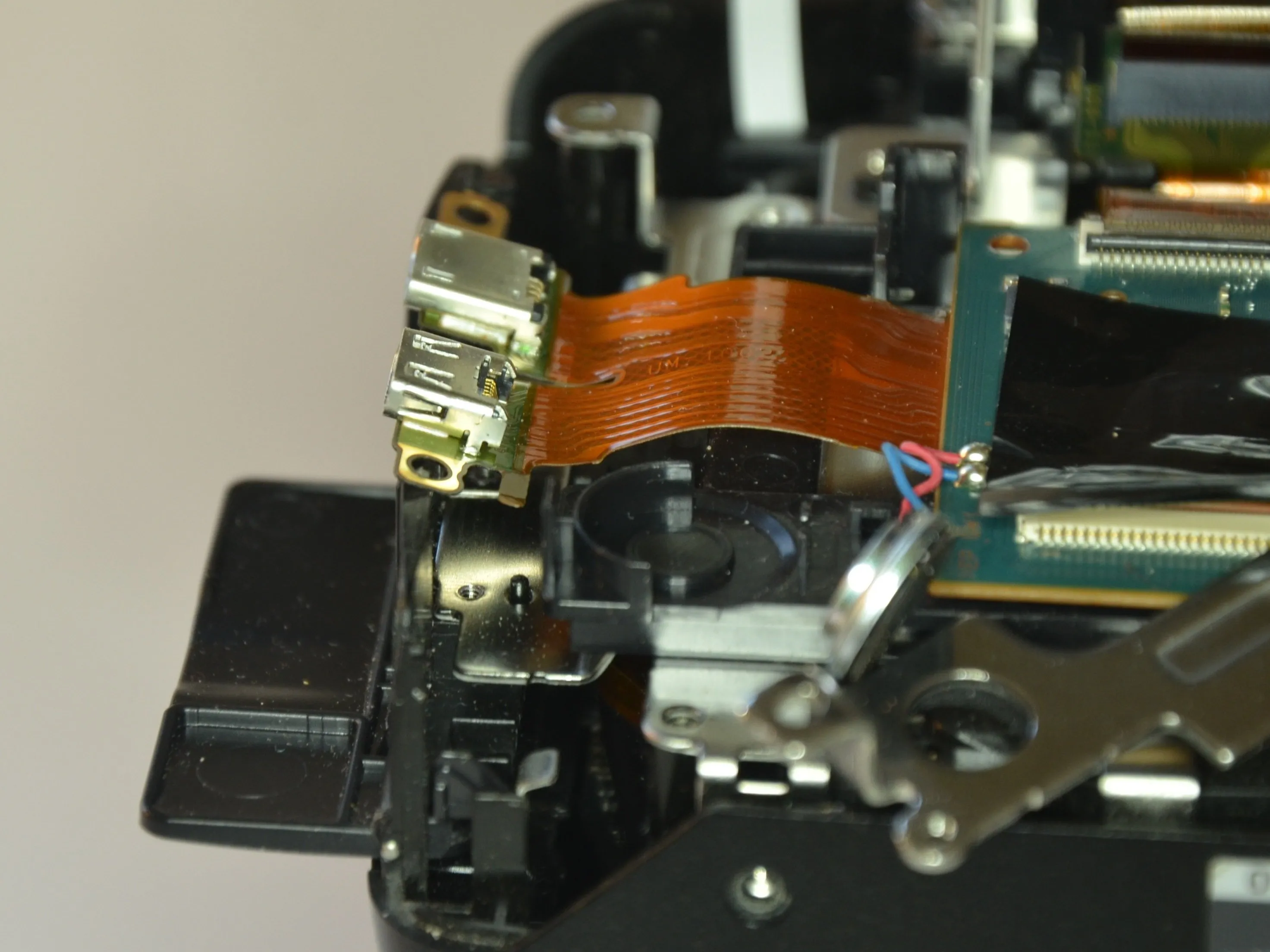 Sony Cyber-shot DSC-HX400V Разборка, разъемы HDMI и MicroUSB: шаг 7, изображение 3 из 3