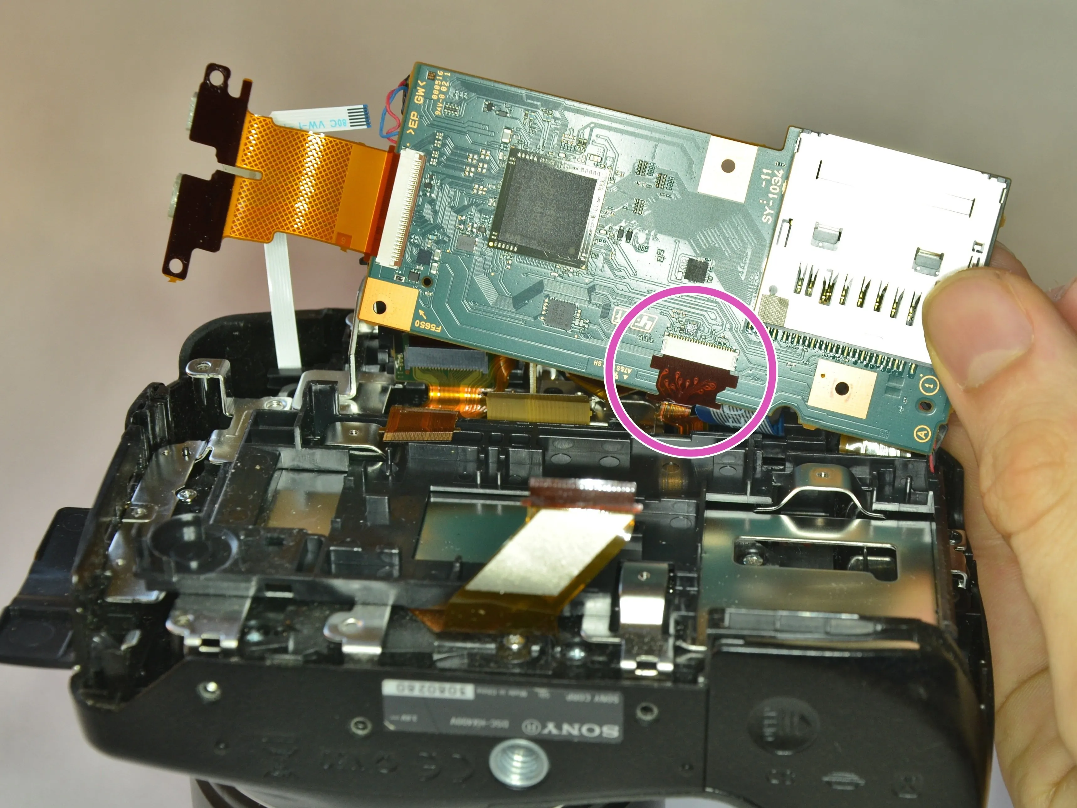 Sony Cyber-shot DSC-HX400V Разборка, материнская плата: шаг 8, изображение 2 из 2