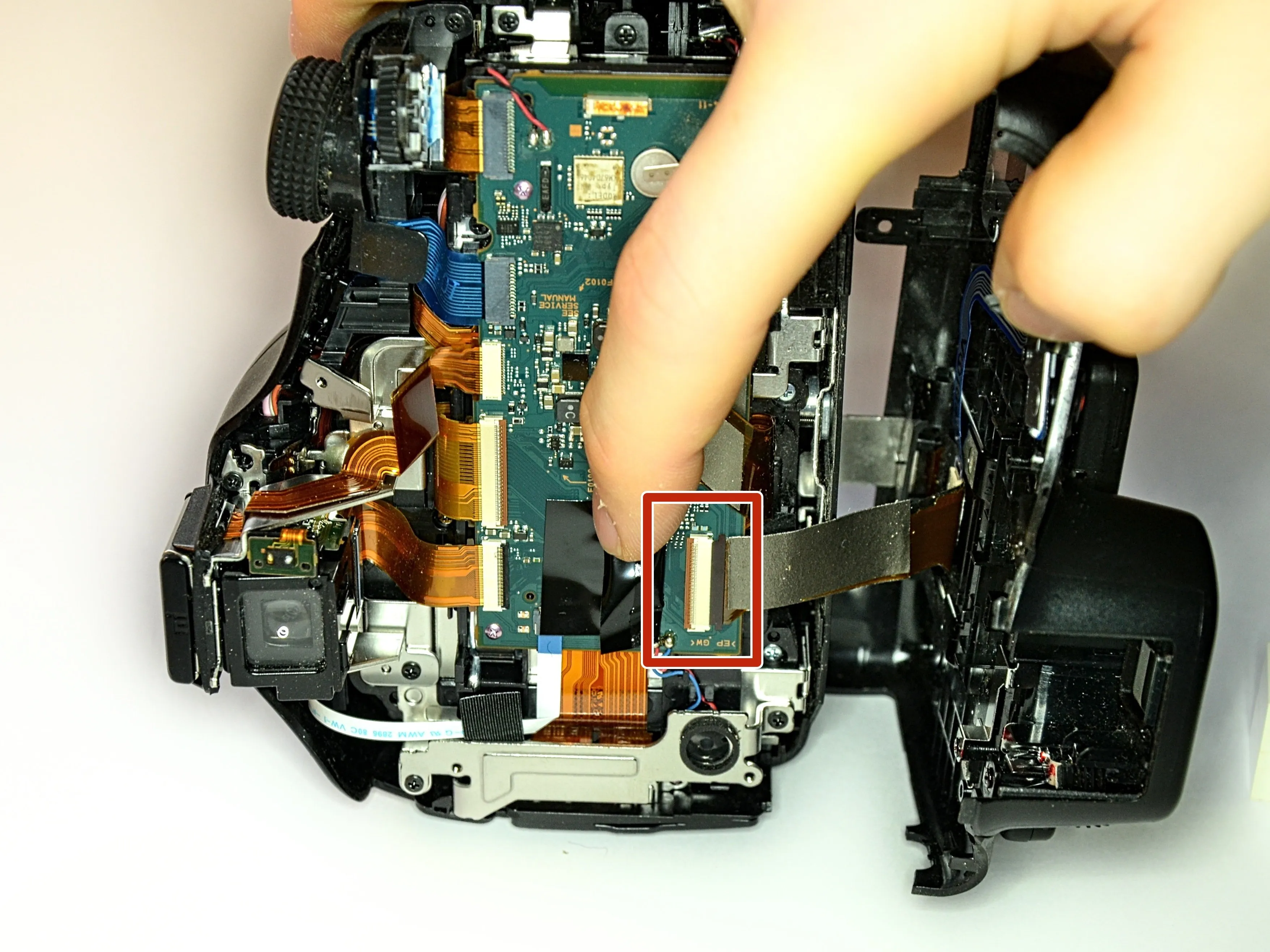 Разборка Sony Cyber-shot DSC-HX400V, отделение корпуса: шаг 4, изображение 1 из 3