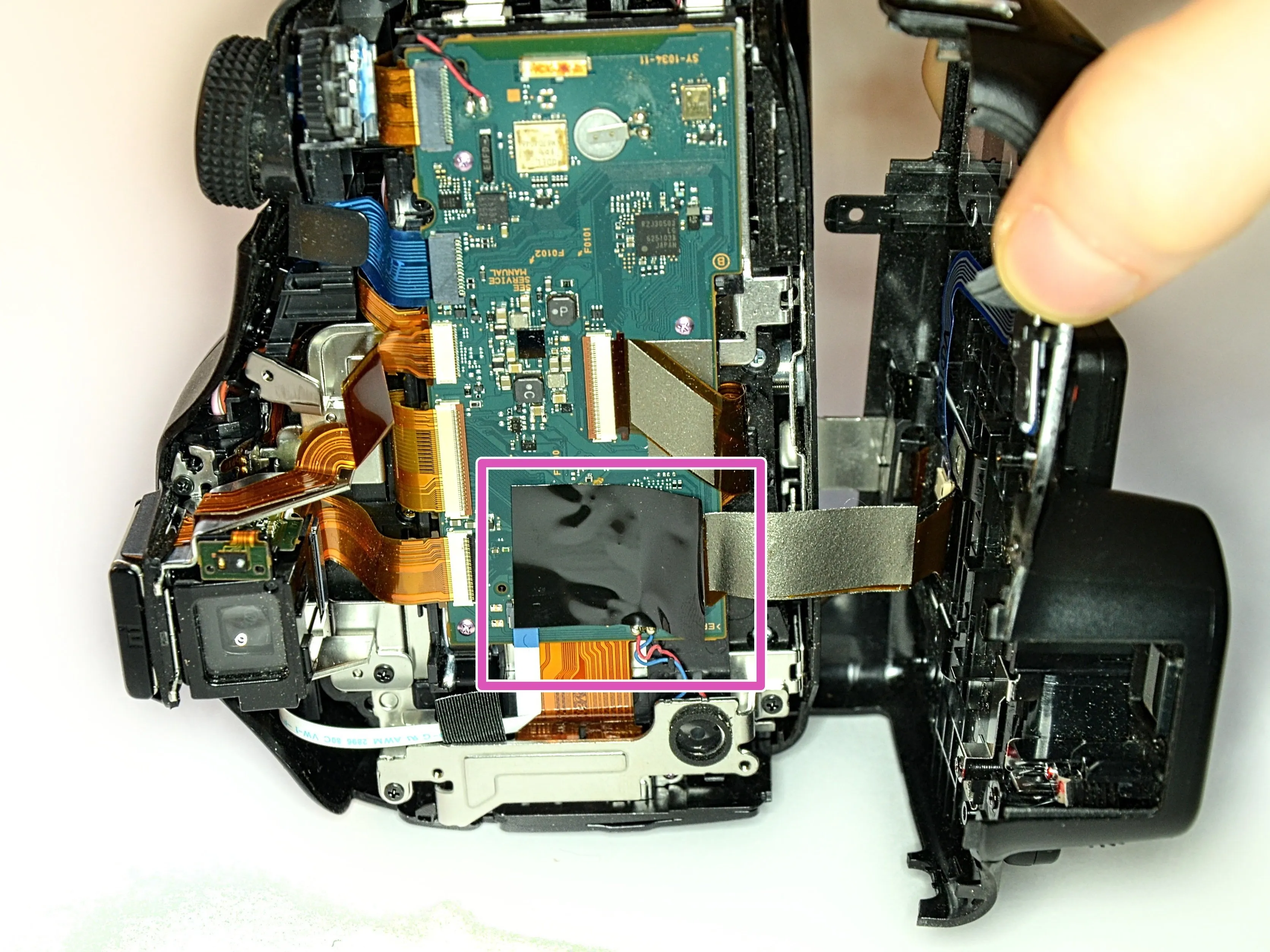 Sony Cyber-shot DSC-HX400V Разборка, разборка корпуса: шаг 4, изображение 2 из 3