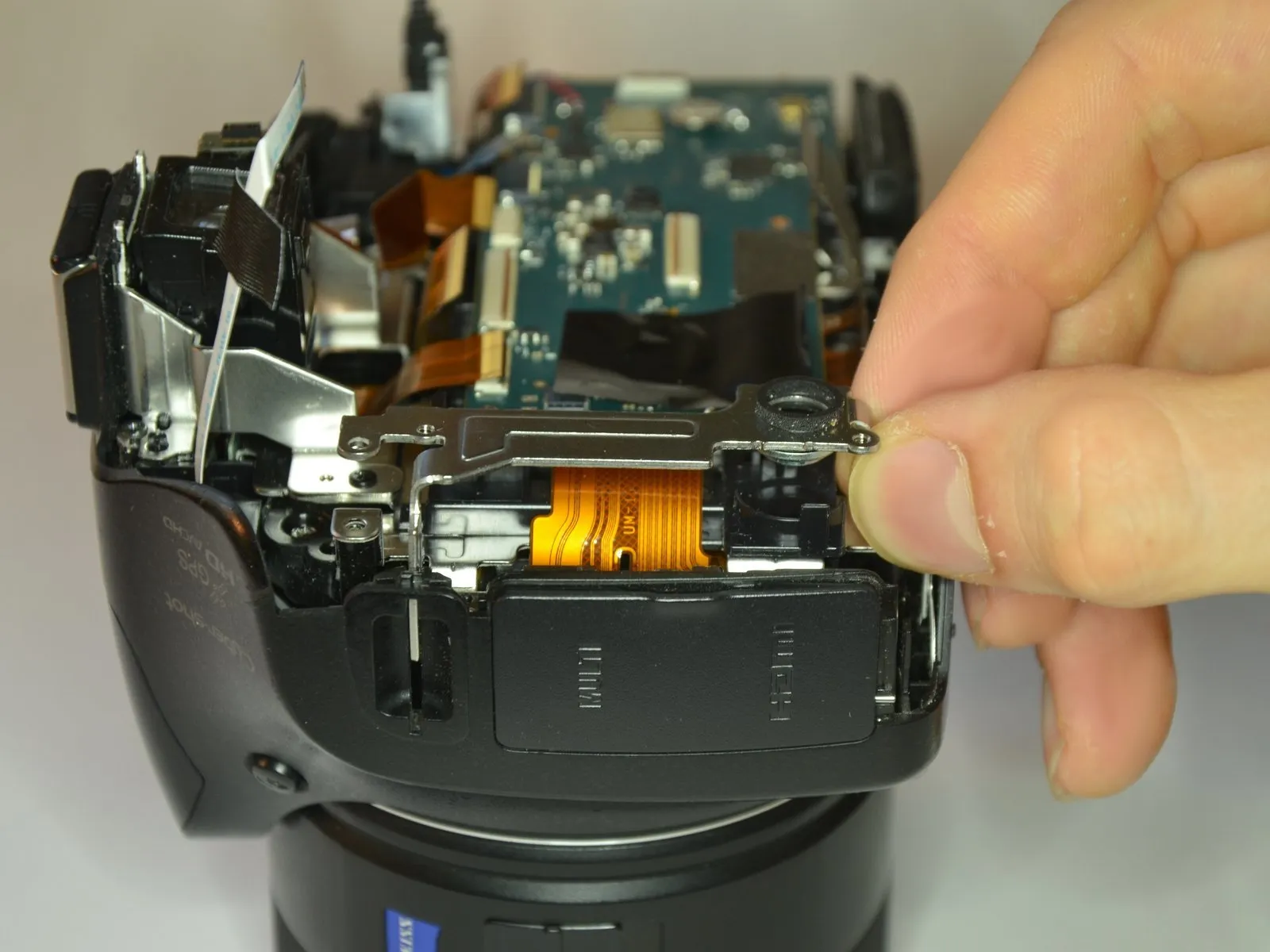 Sony Cyber-shot DSC-HX400V Разборка, динамик: шаг 6, изображение 2 из 2