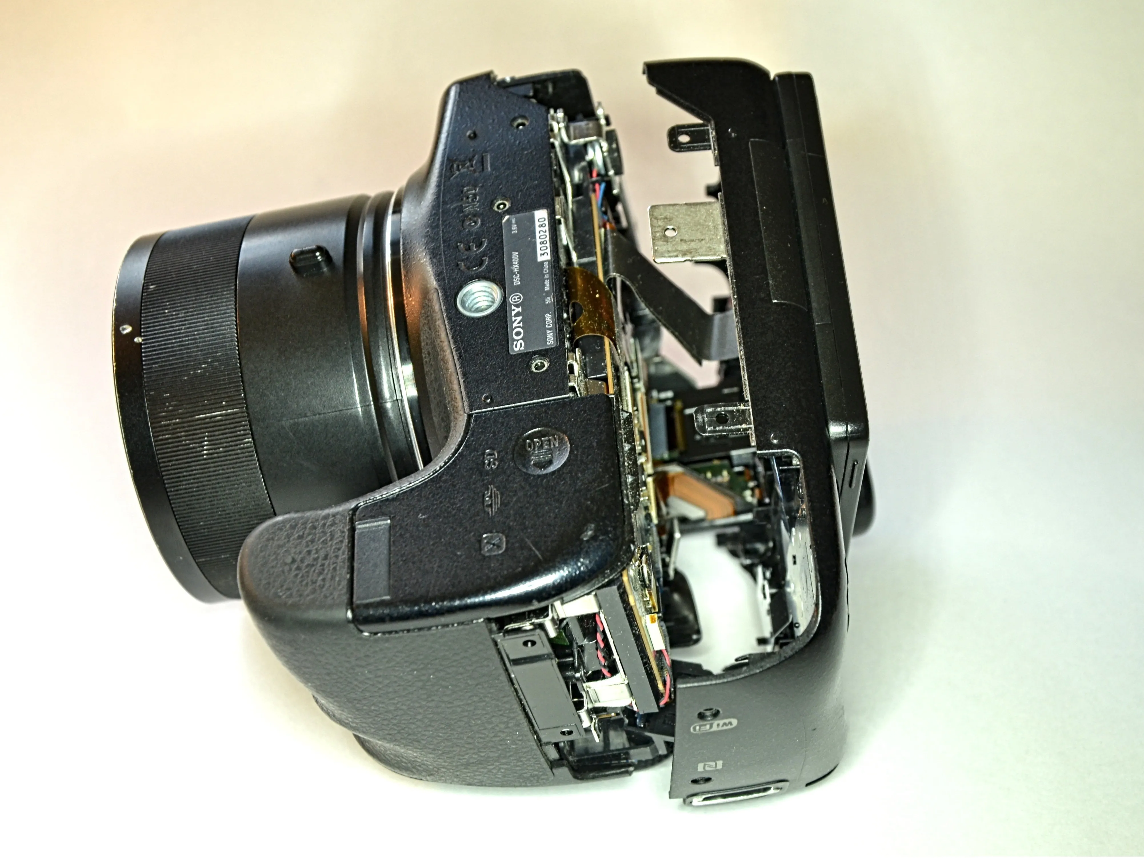 Разборка Sony Cyber-shot DSC-HX400V, разборка корпуса: шаг 3, изображение 1 из 2