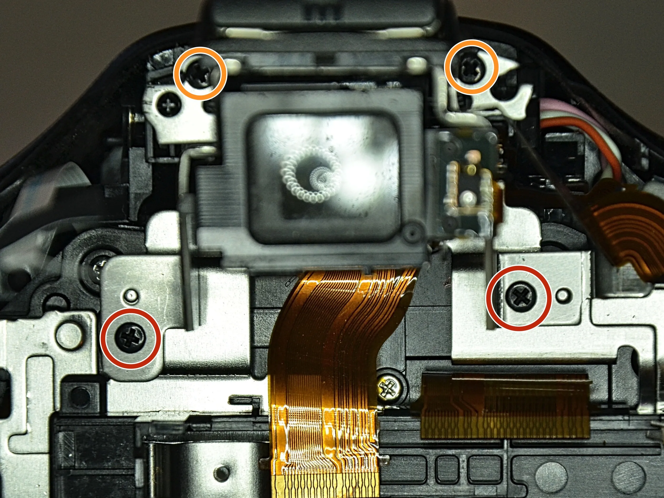 Разборка Sony Cyber-shot DSC-HX400V, видоискатель и гнездо для вспышки: шаг 9, изображение 1 из 1