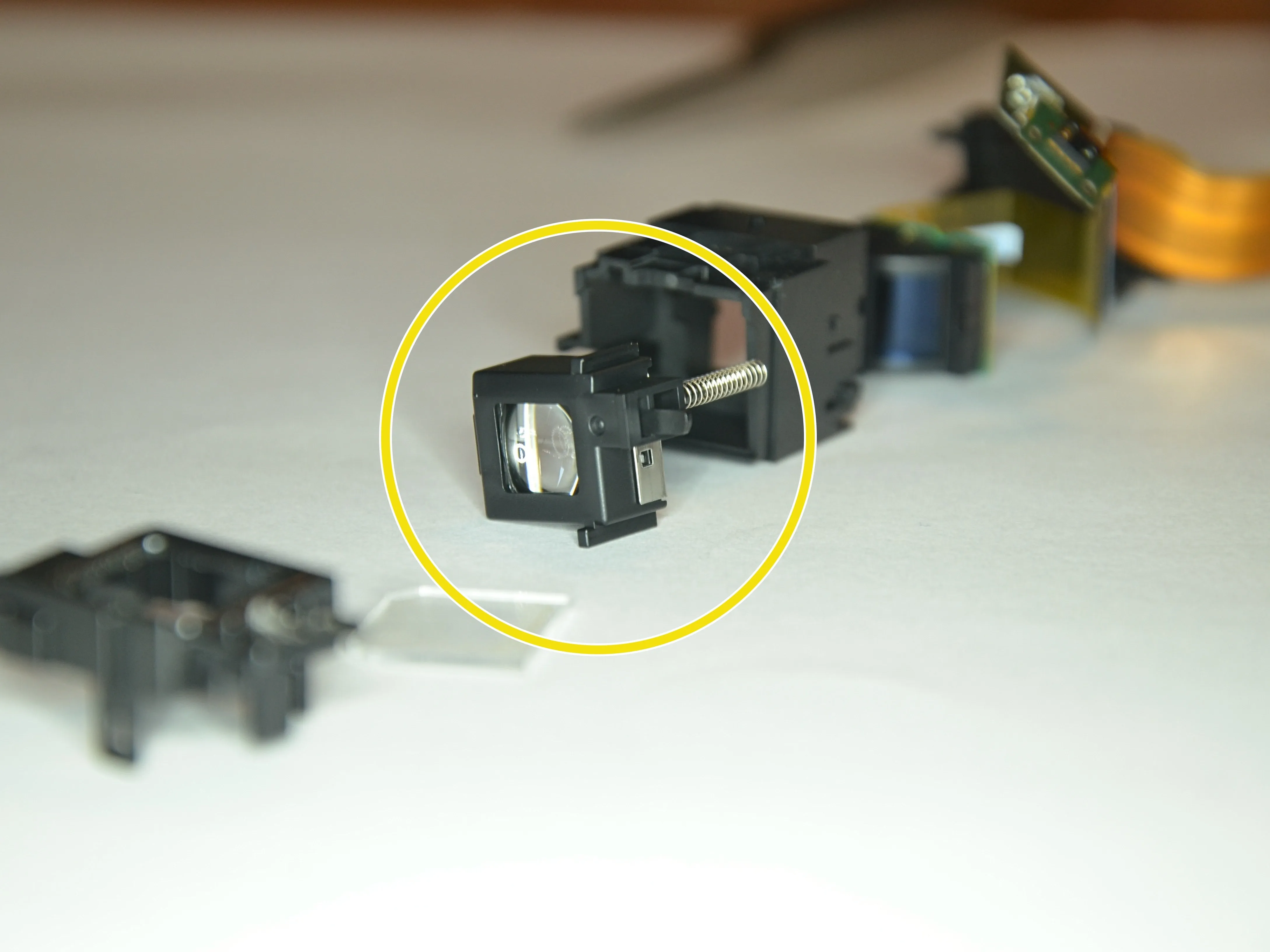 Sony Cyber-shot DSC-HX400V Разборка, внутренности видоискателя: шаг 10, изображение 2 из 3