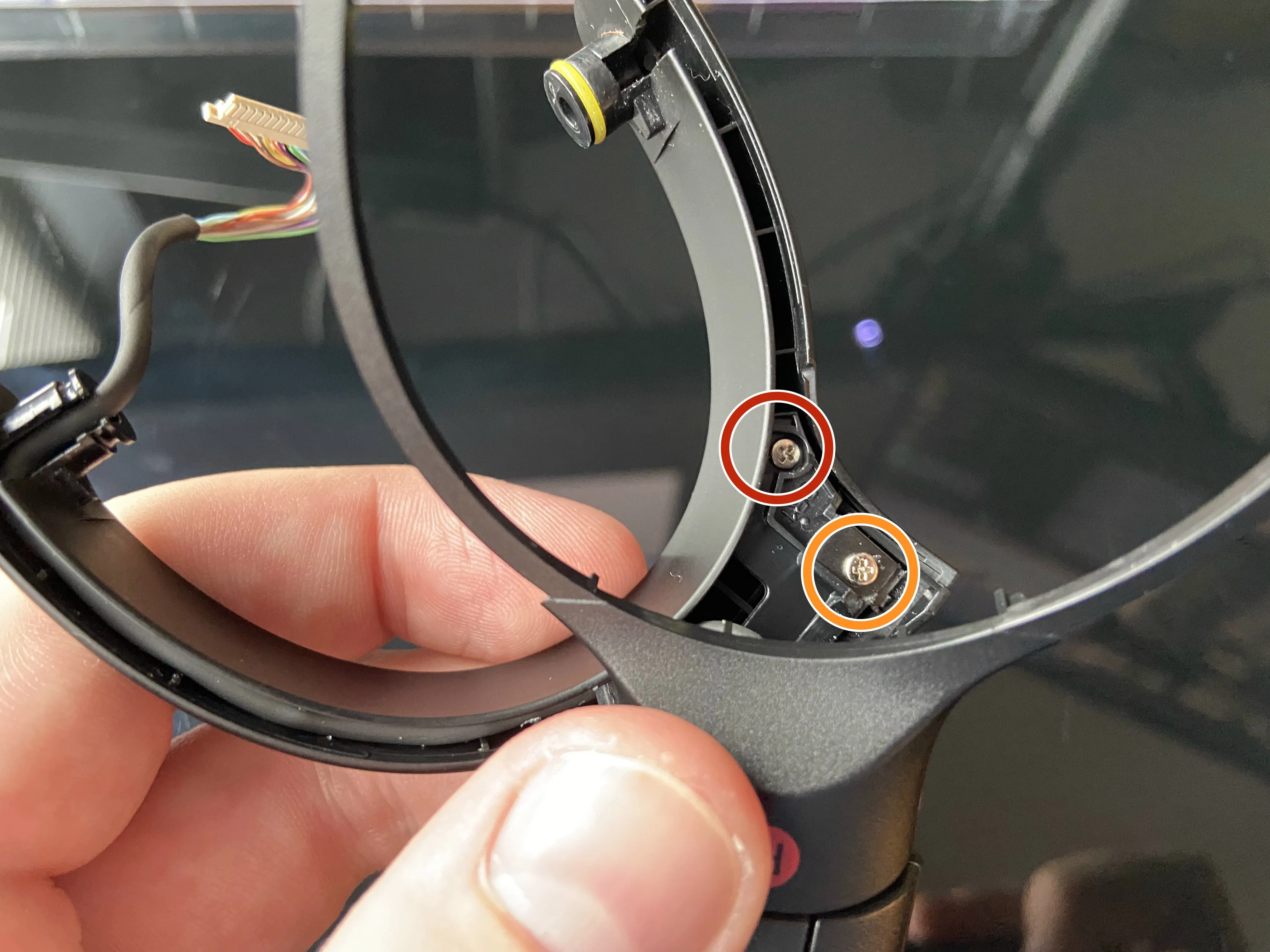 Sony h.ear on 3 Headband Arch teardown, Открутите кронштейн крепления кабеля от глубокого сегмента арки: шаг 6, изображение 2 из 2