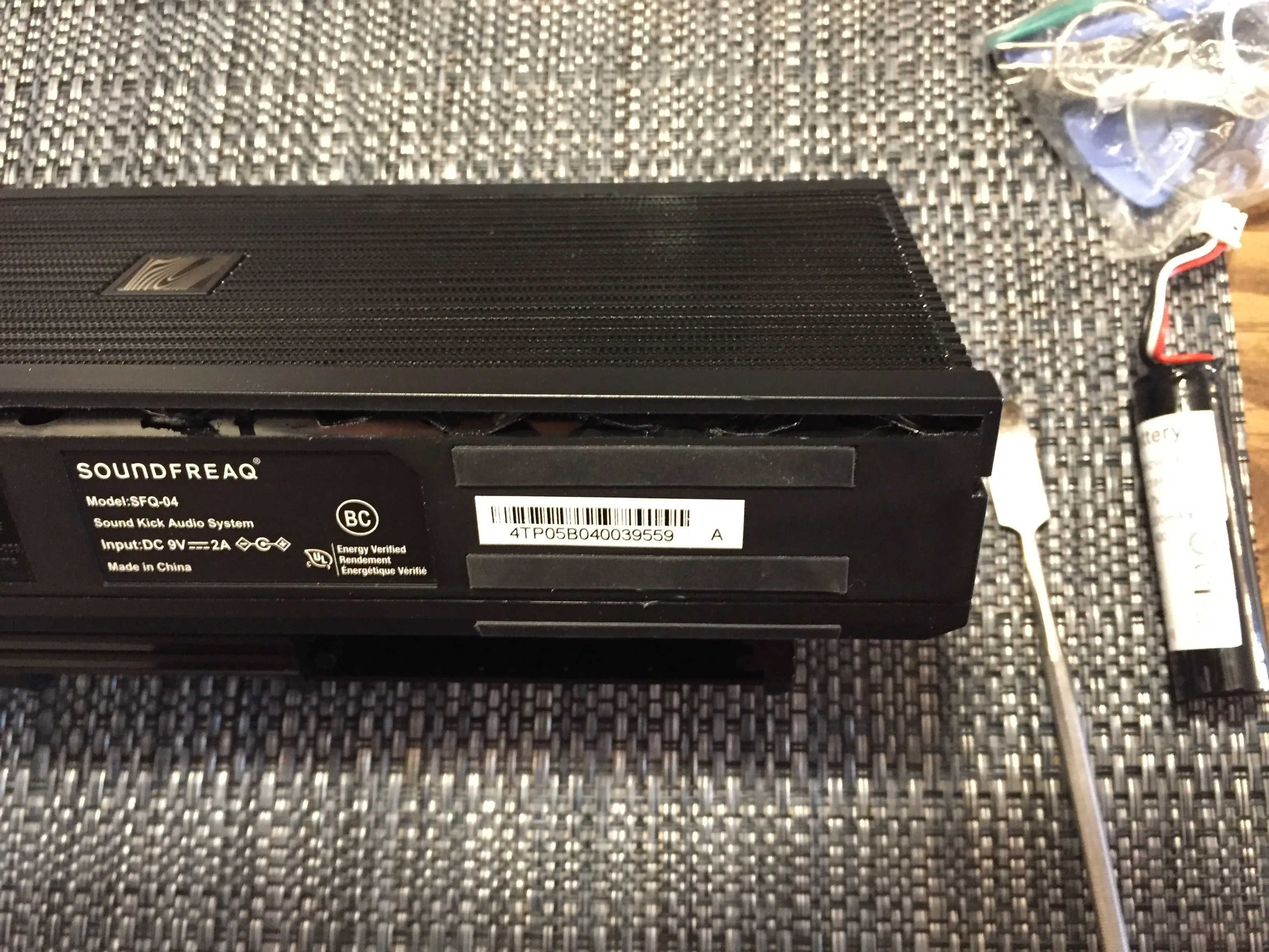 Разборка звукоснимателя Soundfreaq Sound Kick, снятие крышки и винтов нижней рамы: шаг 2, изображение 2 из 3