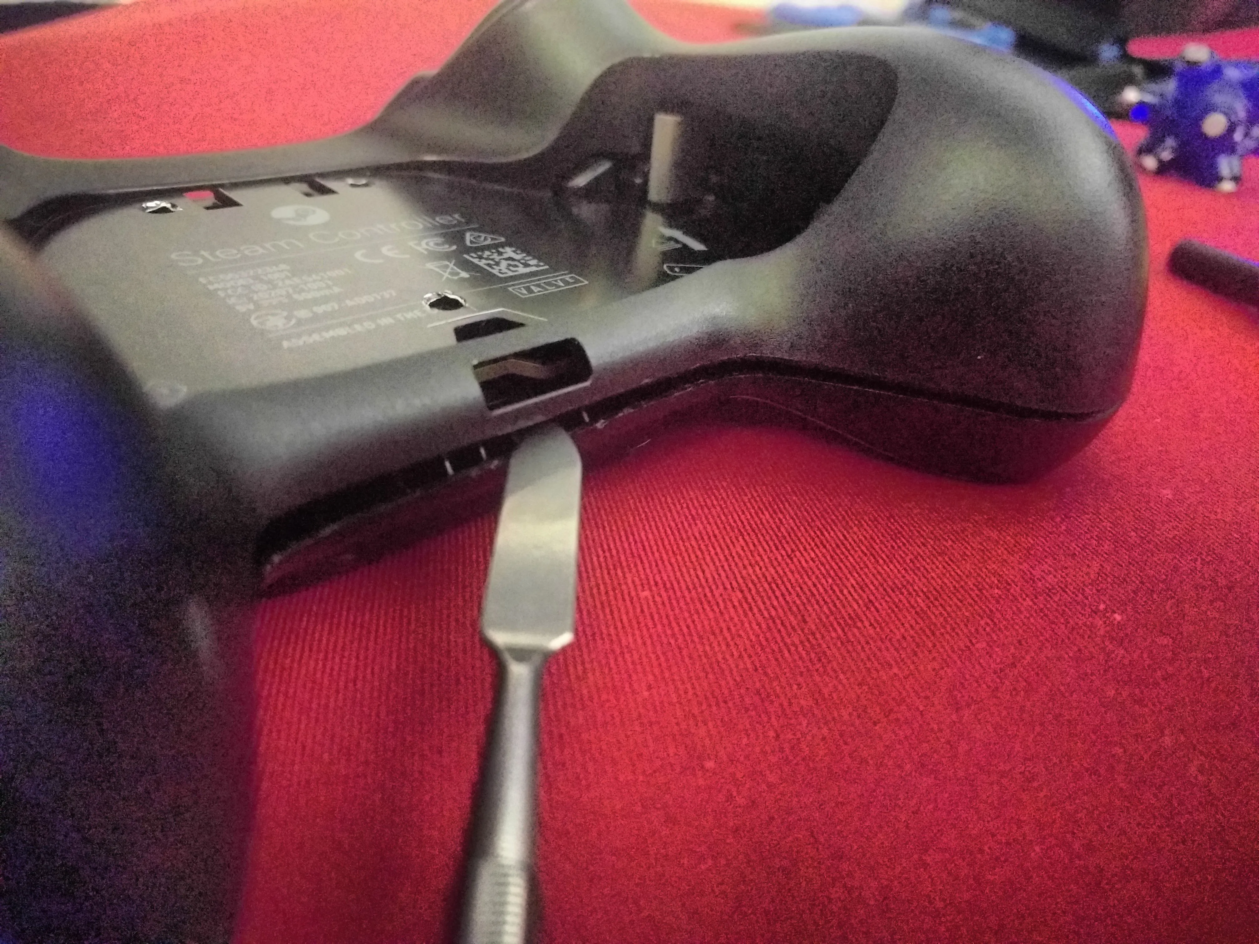 Разборка контроллера Steam, аккуратное отклеивание задней панели: шаг 4, изображение 1 из 2