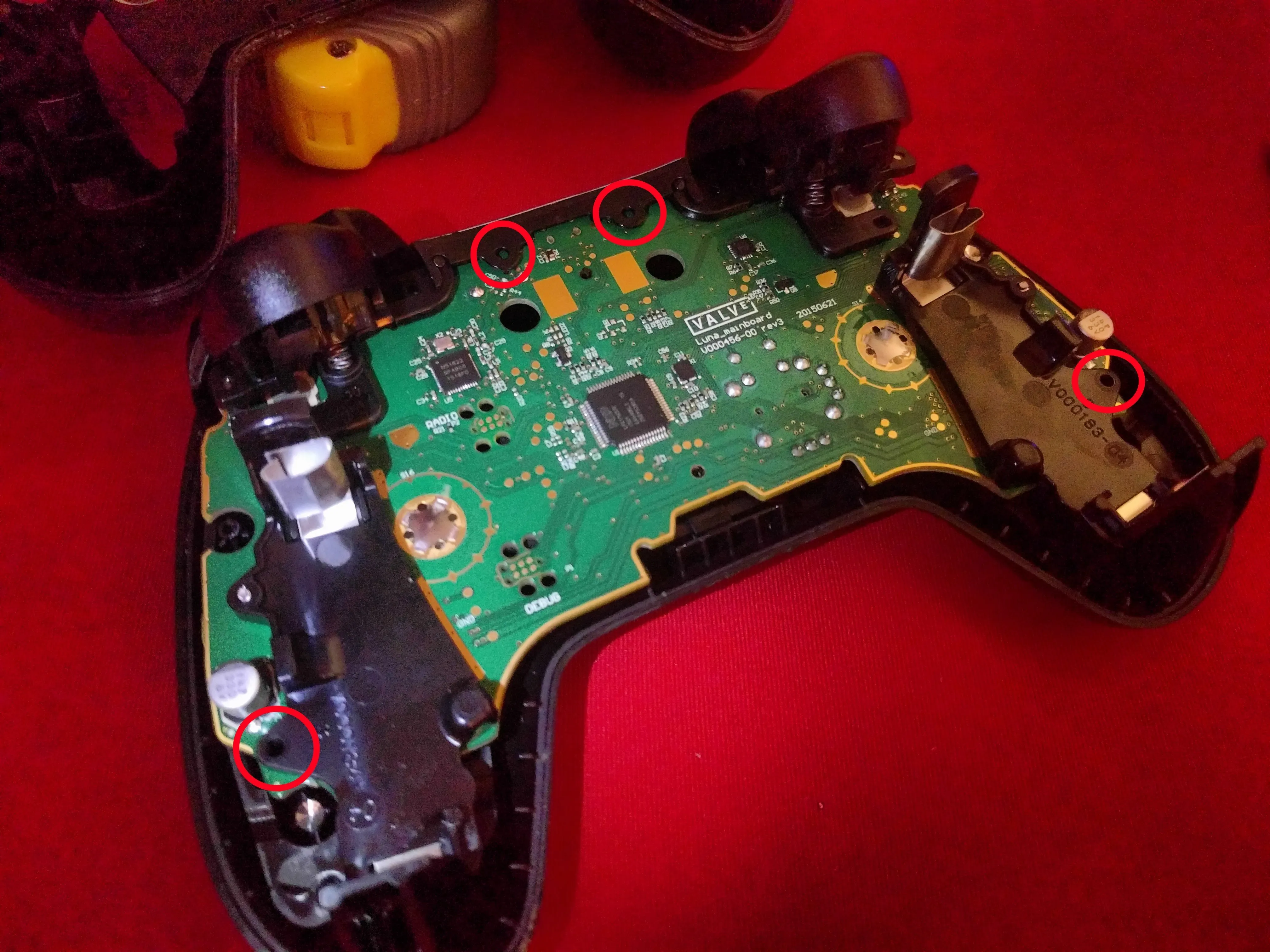 Разборка контроллера Steam, четыре винта материнской платы: шаг 6, изображение 1 из 1