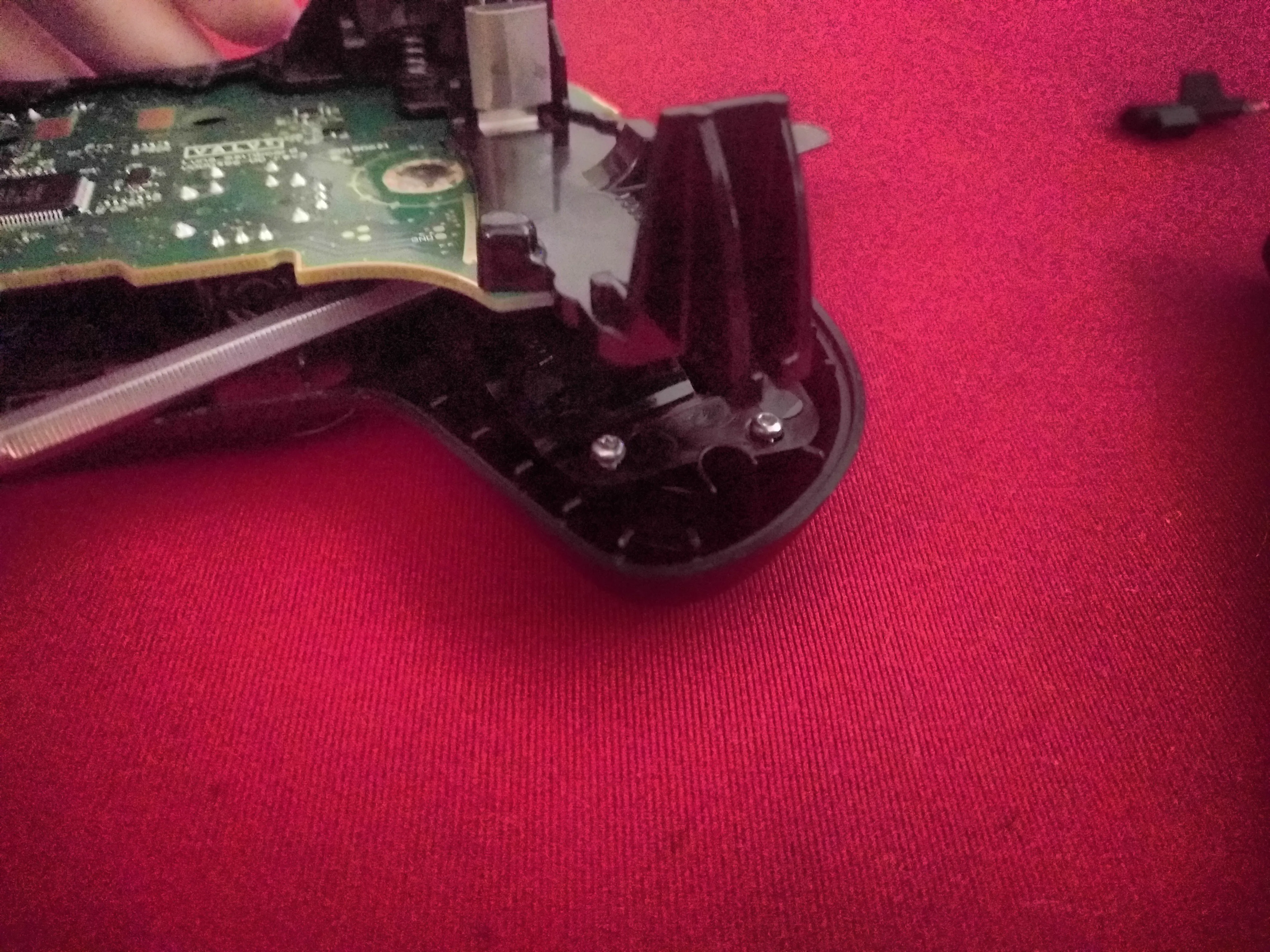 Разборка контроллера Steam, четыре винта крепления тачпада: шаг 7, изображение 1 из 1