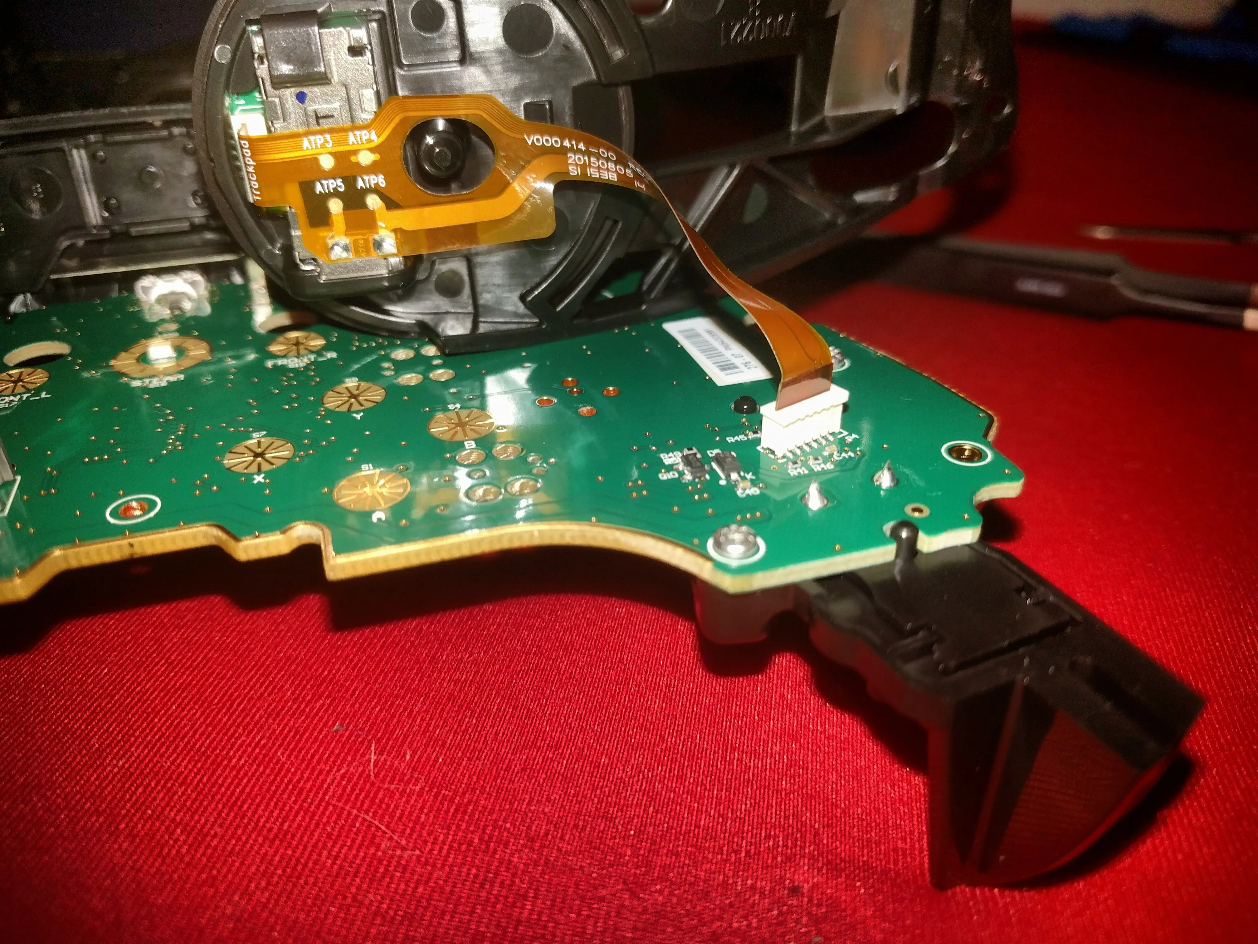 Разборка контроллера Steam, опция: отсоединение ленточных кабелей: шаг 9, изображение 1 из 2