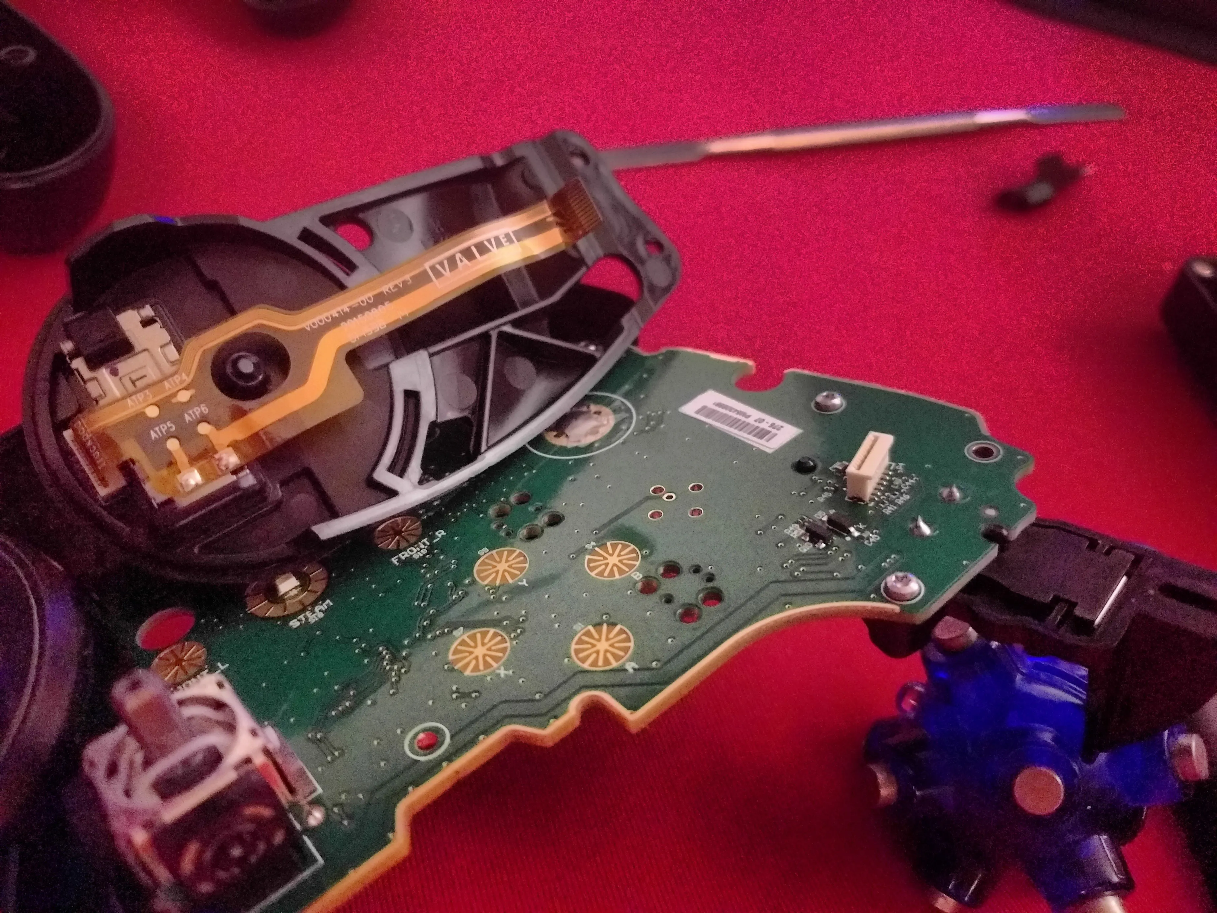 Разборка контроллера Steam, дополнительно: отсоединение ленточных кабелей: шаг 9, изображение 2 из 2