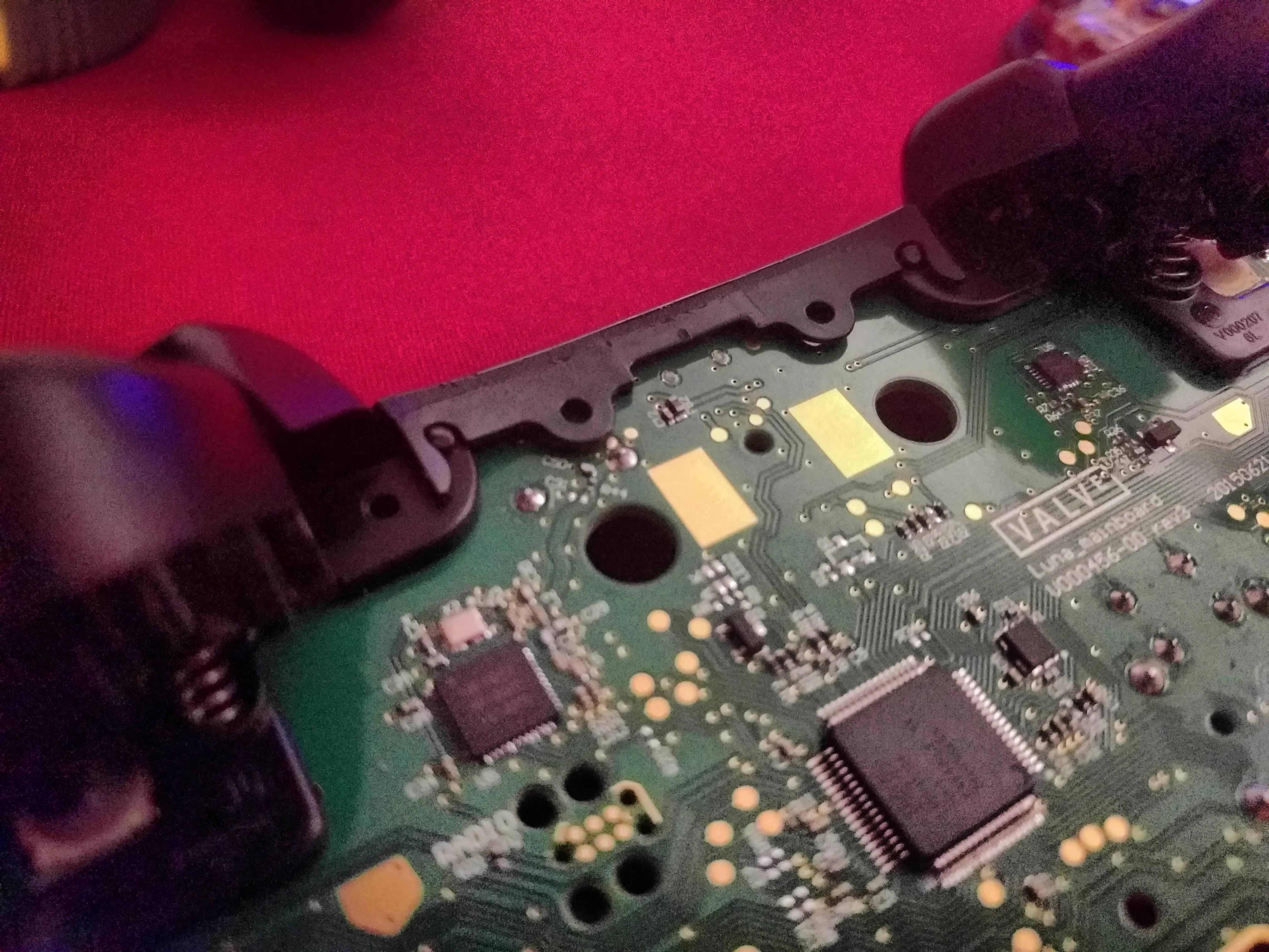 Разборка контроллера Steam, дополнительно: Передняя панель ввода/вывода USB, верхние кнопки бампера: шаг 10, изображение 1 из 2