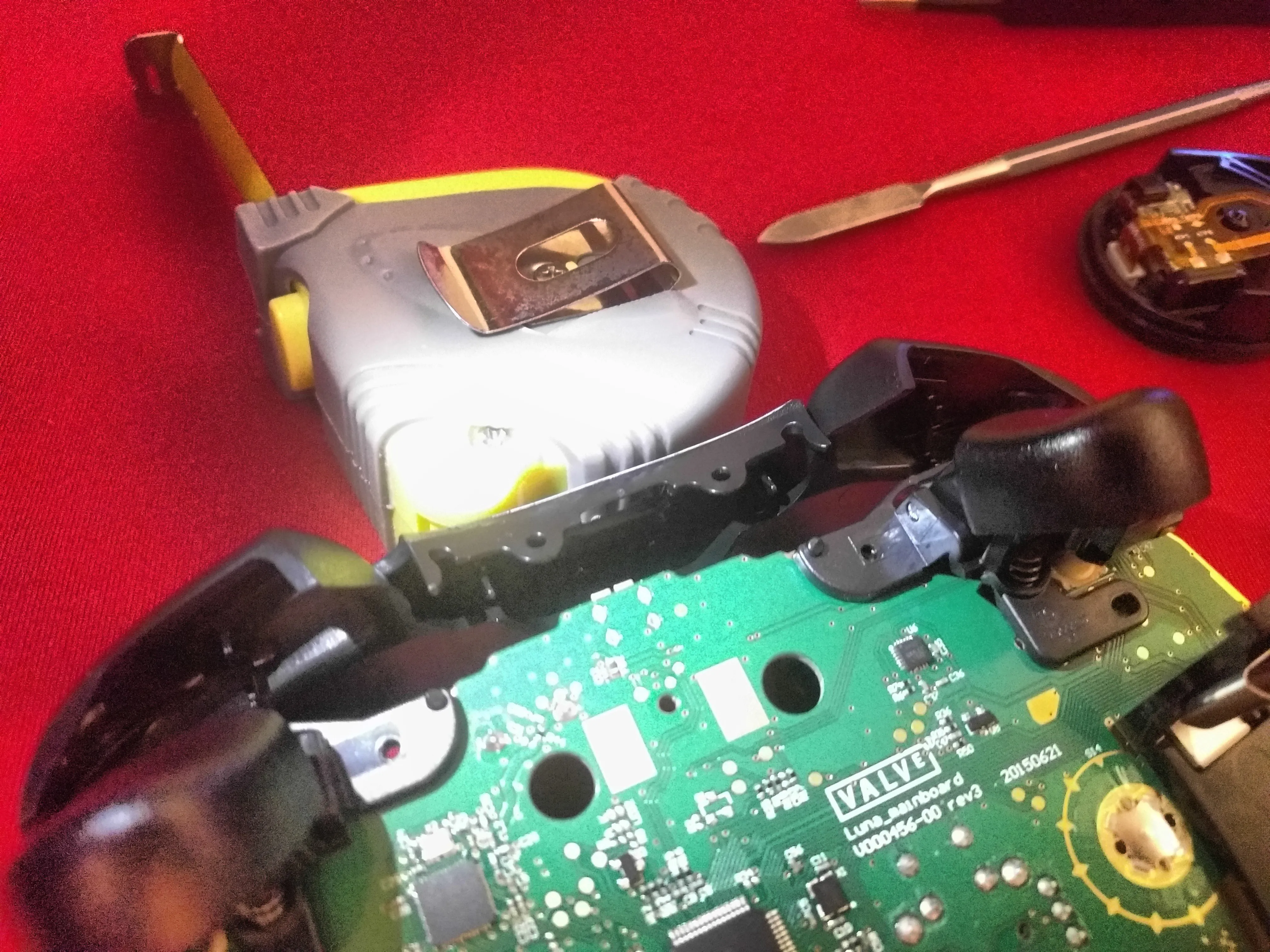 Разборка контроллера Steam, дополнительные элементы: Передняя панель ввода/вывода USB, верхние кнопки на бампере: шаг 10, изображение 2 из 2