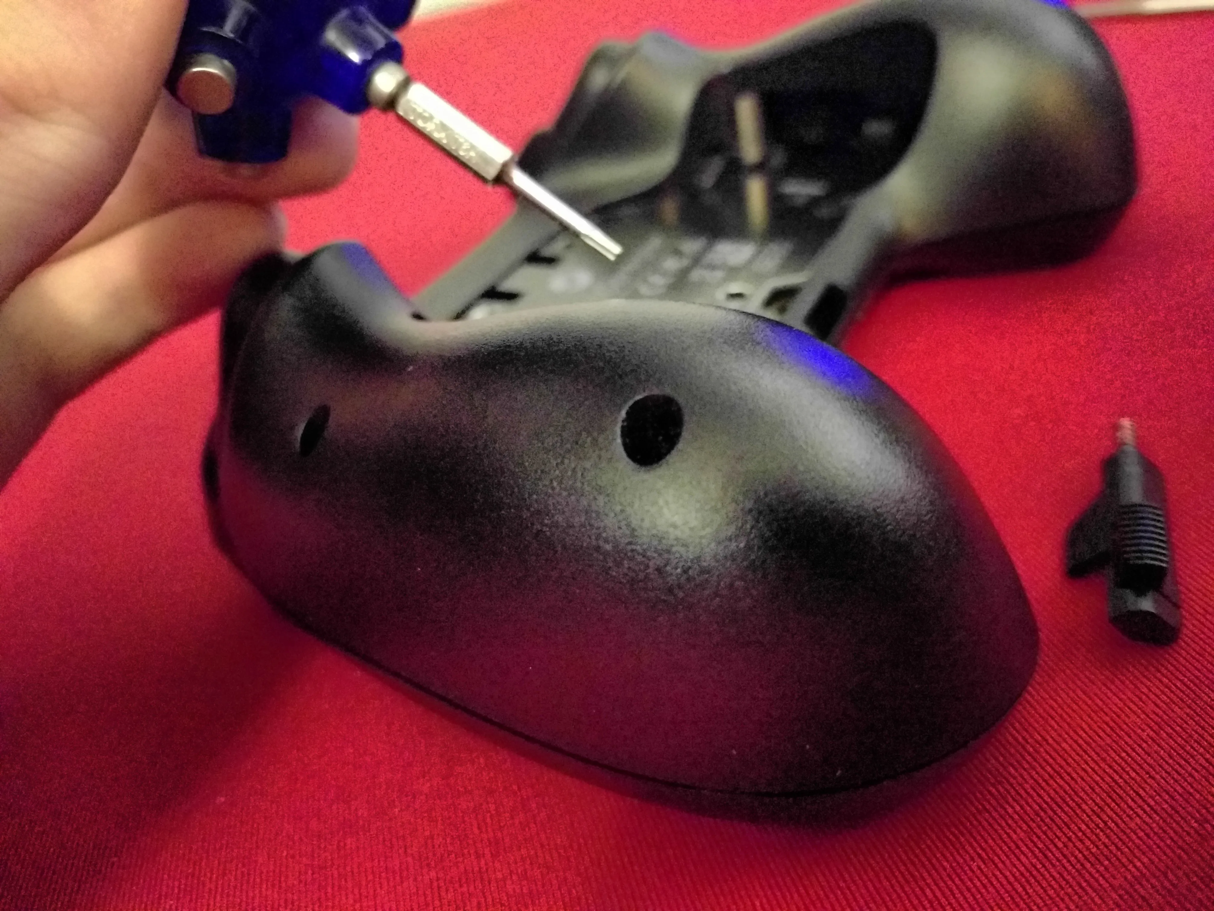 Разборка контроллера Steam, открутите 4 боковых внешних винта: шаг 2, изображение 1 из 3