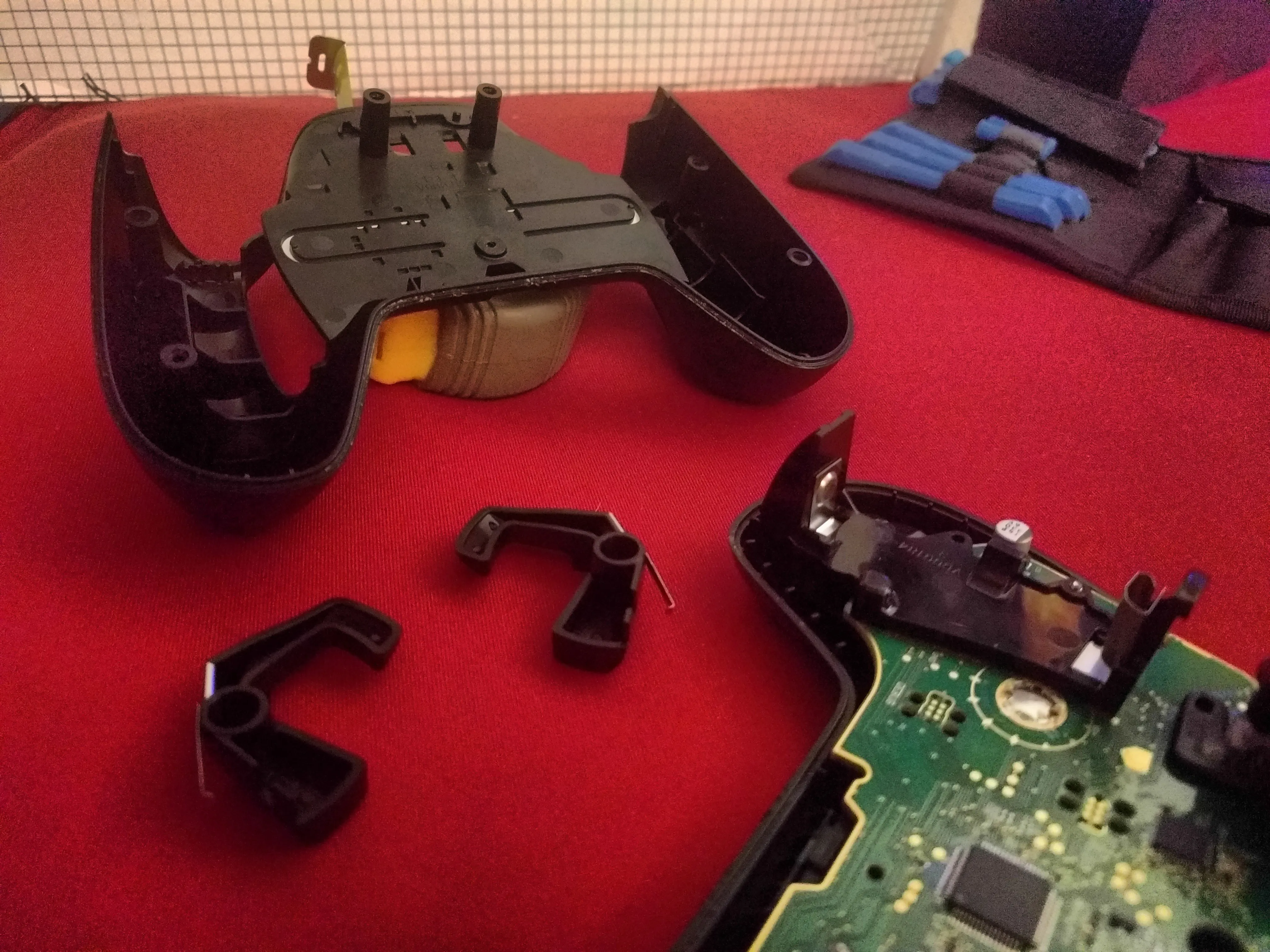 Разборка контроллера Steam, следите за свободными пластиковыми деталями: шаг 5, изображение 1 из 3