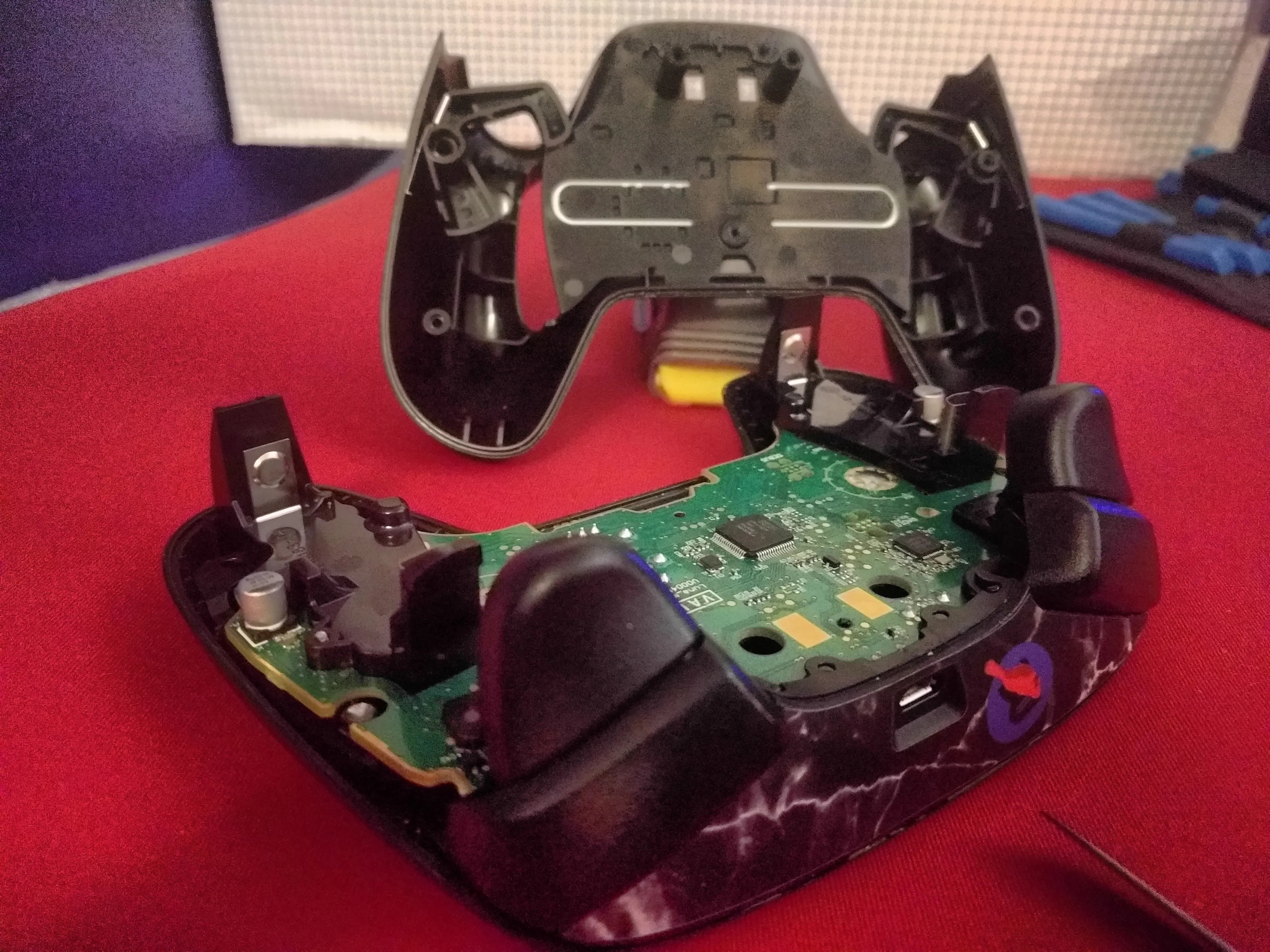 Разборка контроллера Steam, следите за свободными пластиковыми деталями: шаг 5, изображение 2 из 3