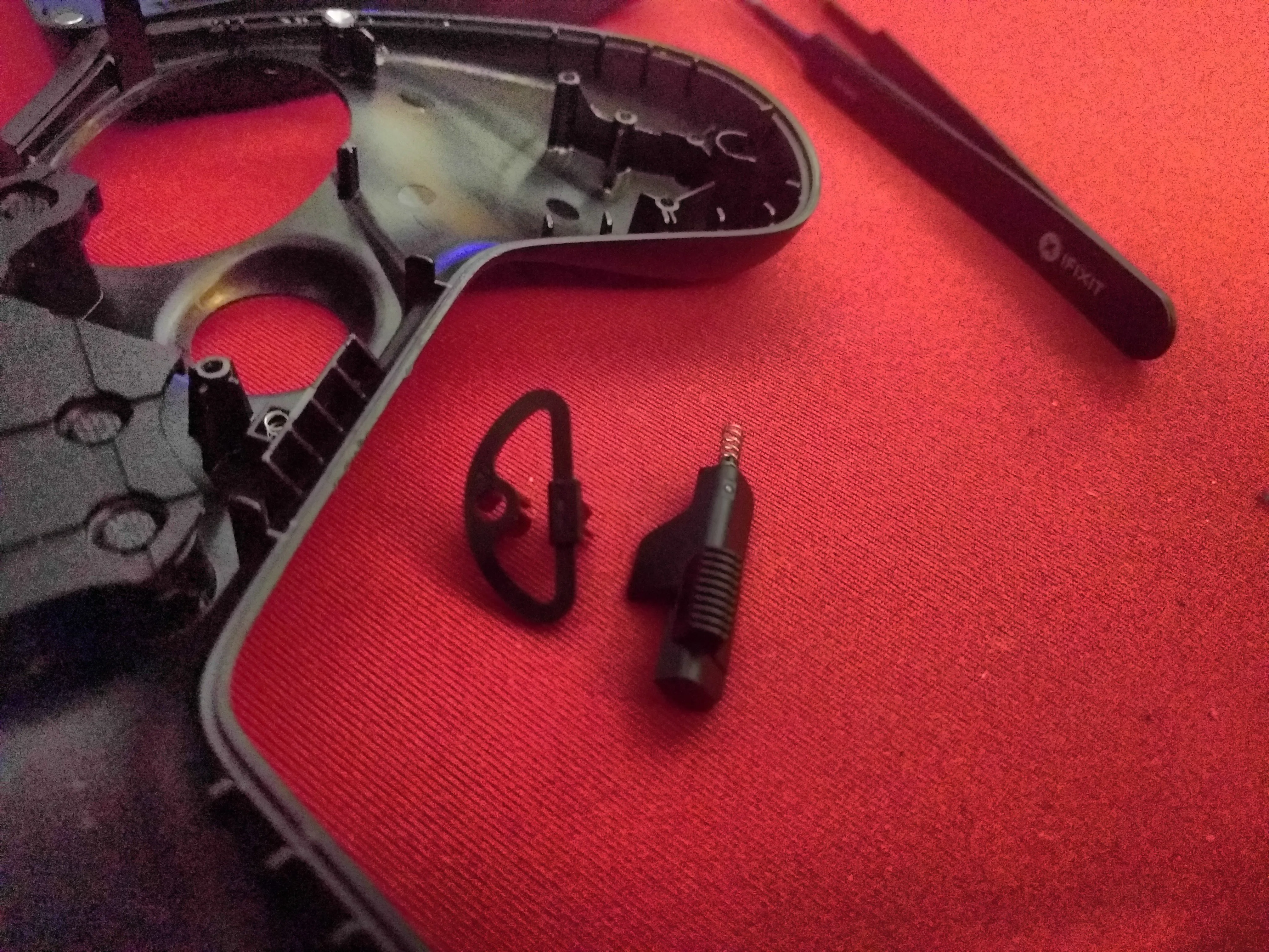 Разборка контроллера Steam, следите за свободными пластиковыми деталями: шаг 5, изображение 3 из 3