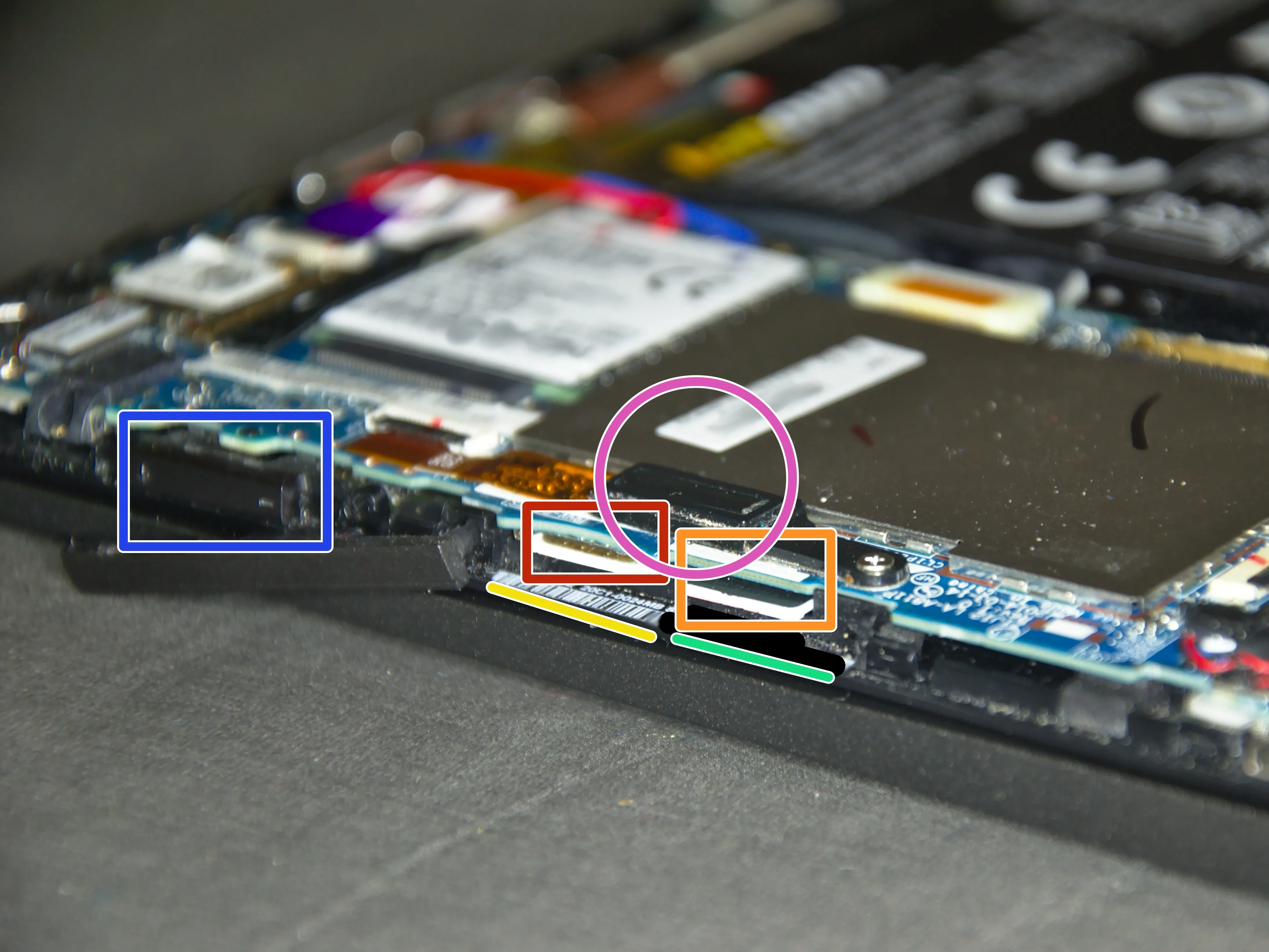 Разборка ThinkPad 10 (20C1), слоты сбоку: шаг 4, изображение 1 из 1