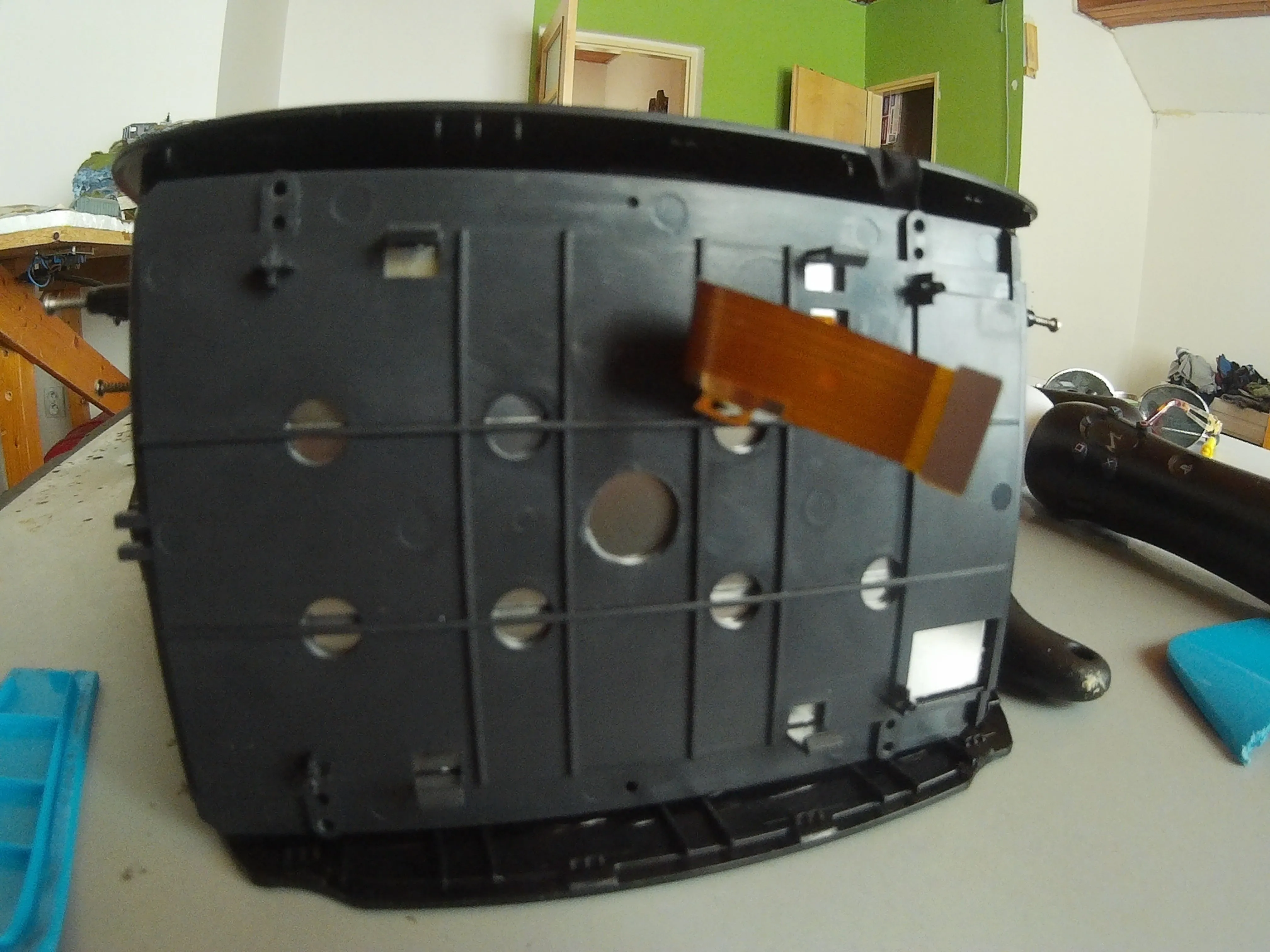 Разборка гарнитуры виртуальной реальности Viulux V1, снятие ЖК-панели: шаг 4, изображение 2 из 3