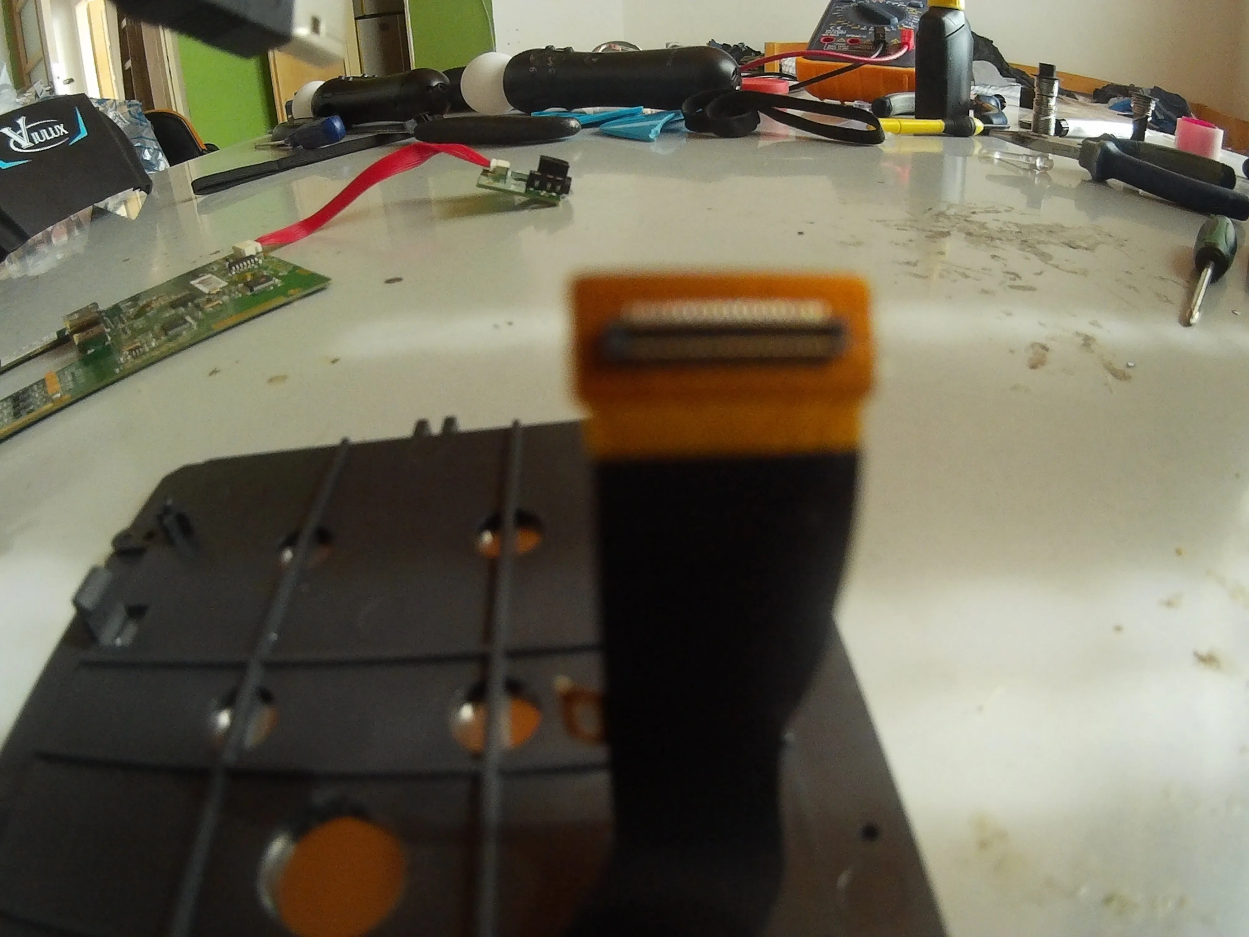 Разборка гарнитуры виртуальной реальности Viulux V1, снятие ЖК-панели: шаг 4, изображение 3 из 3