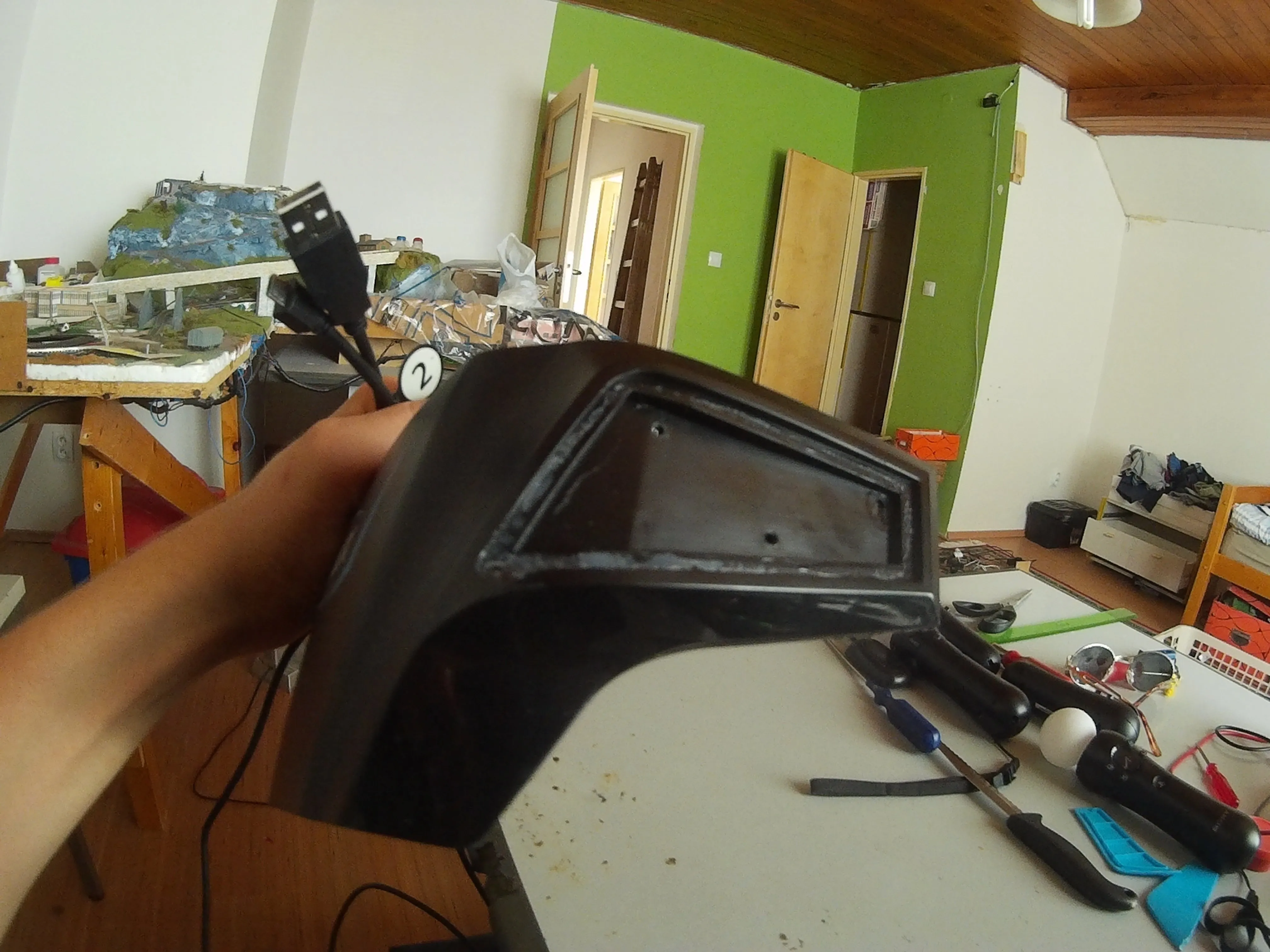 Разборка гарнитуры Viulux V1 VR Headset, откручивание винтов: шаг 2, изображение 2 из 2