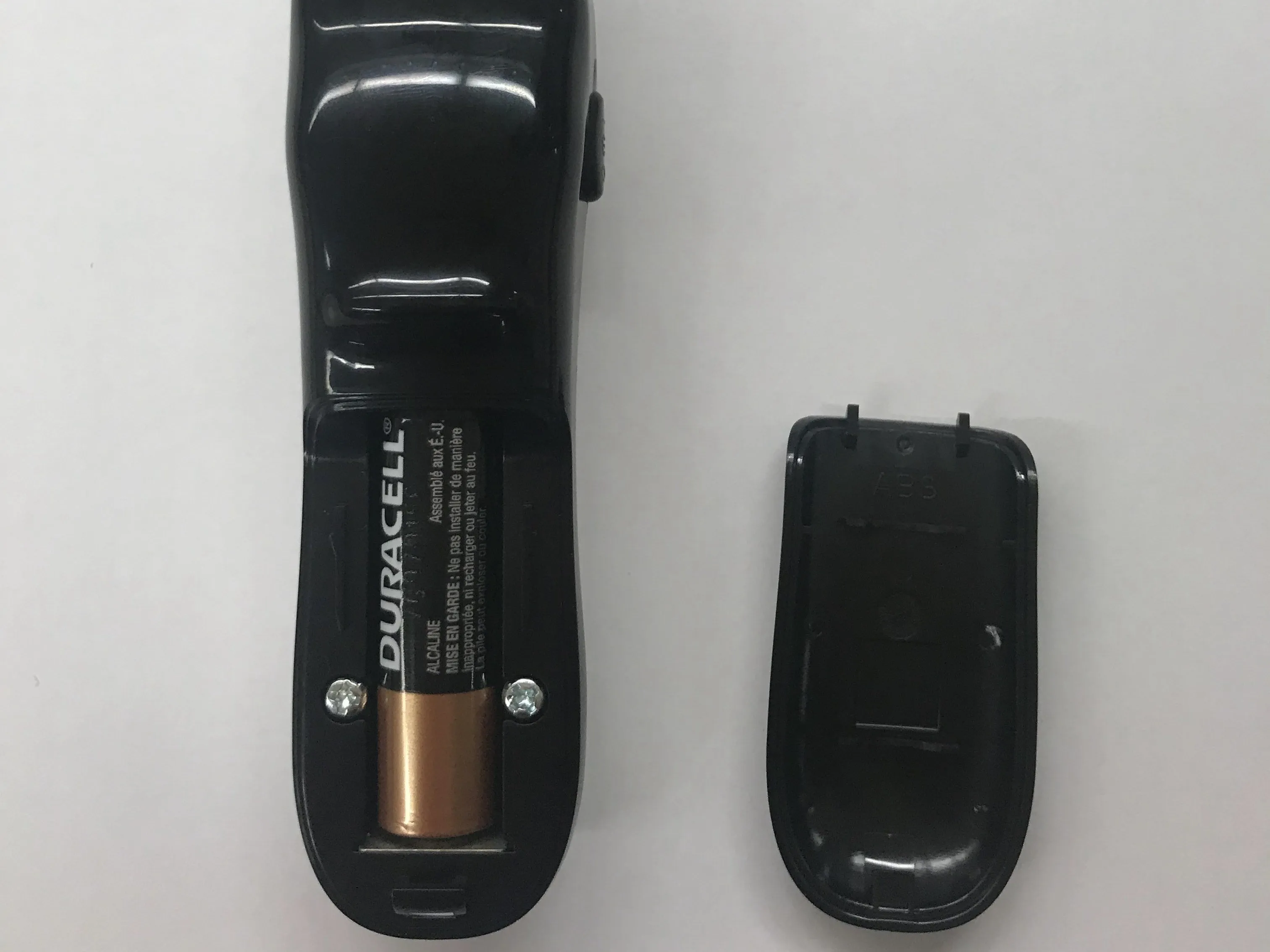 Снятие аккумуляторного триммера для бороды Wahl, снятие крышки батарейного отсека: шаг 1, изображение 2 из 2