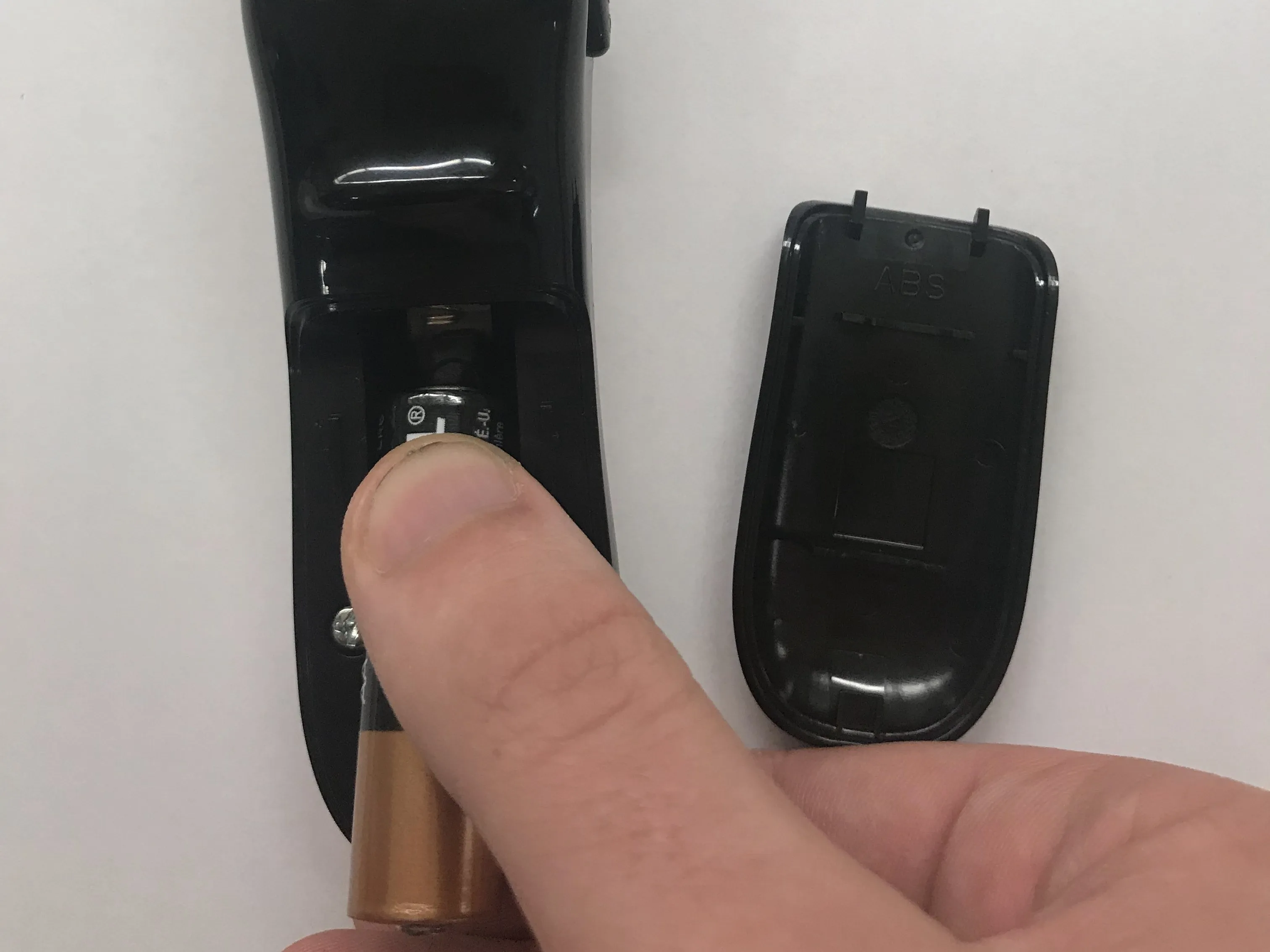 Разборка аккумуляторного триммера для бороды Wahl, извлечение аккумулятора: шаг 2, изображение 1 из 2