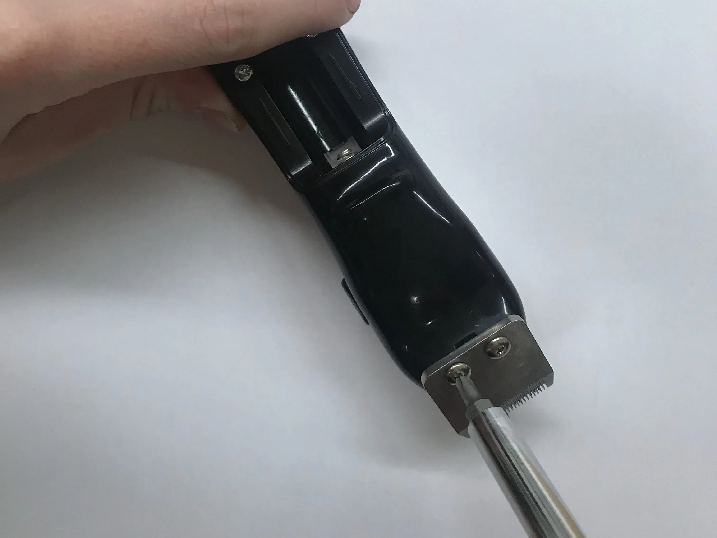 Разборка аккумуляторного триммера для бороды Wahl, извлечение металлического лезвия: шаг 3, изображение 1 из 3