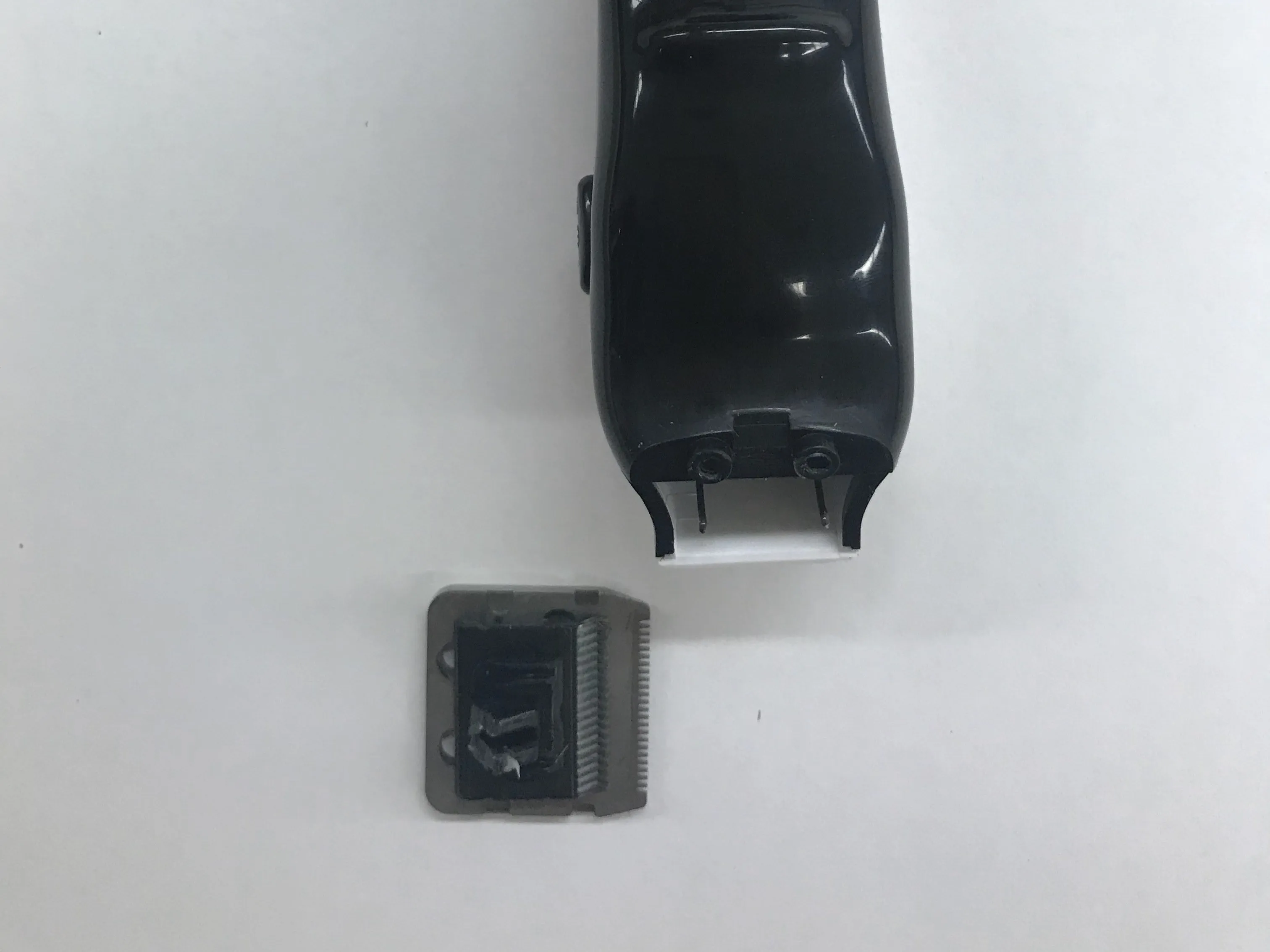 Снятие аккумуляторного триммера для бороды Wahl, извлечение металлического лезвия: шаг 3, изображение 2 из 3