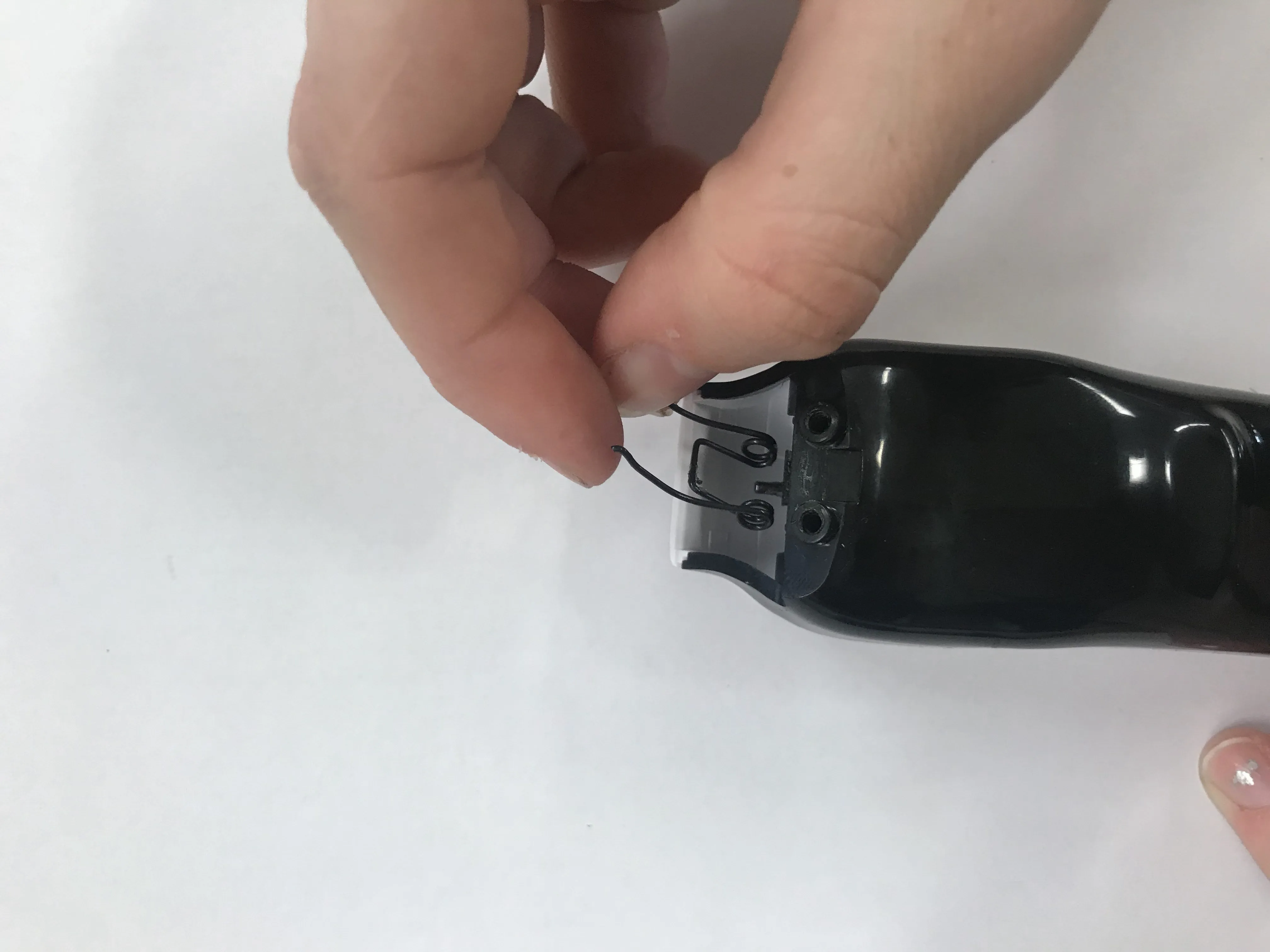 Wahl аккумуляторный триммер для бороды разбор, снять металлическое лезвие: шаг 3, изображение 3 из 3