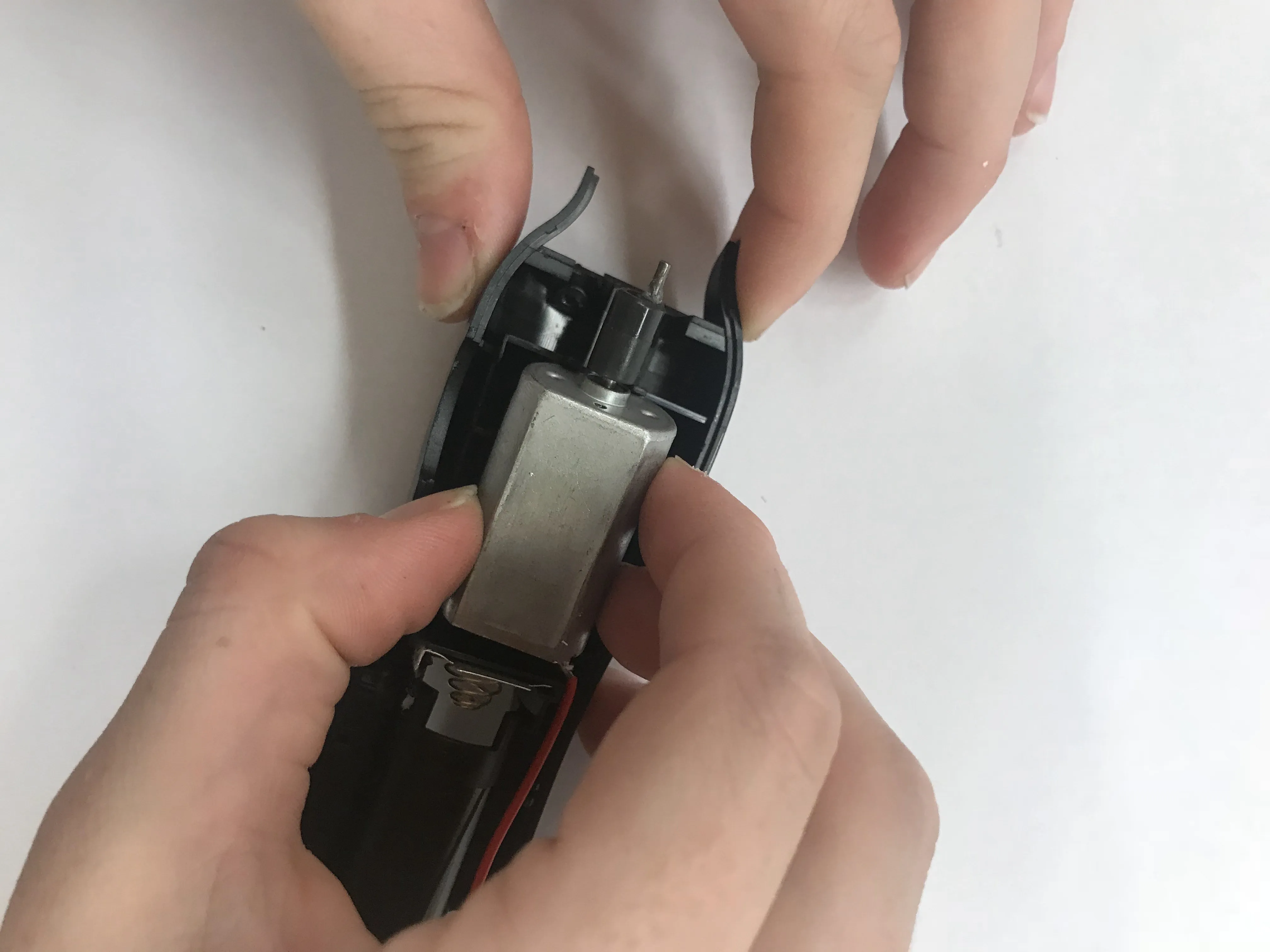 Разборка аккумуляторного триммера для бороды Wahl, снятие двигателя: шаг 6, изображение 1 из 2