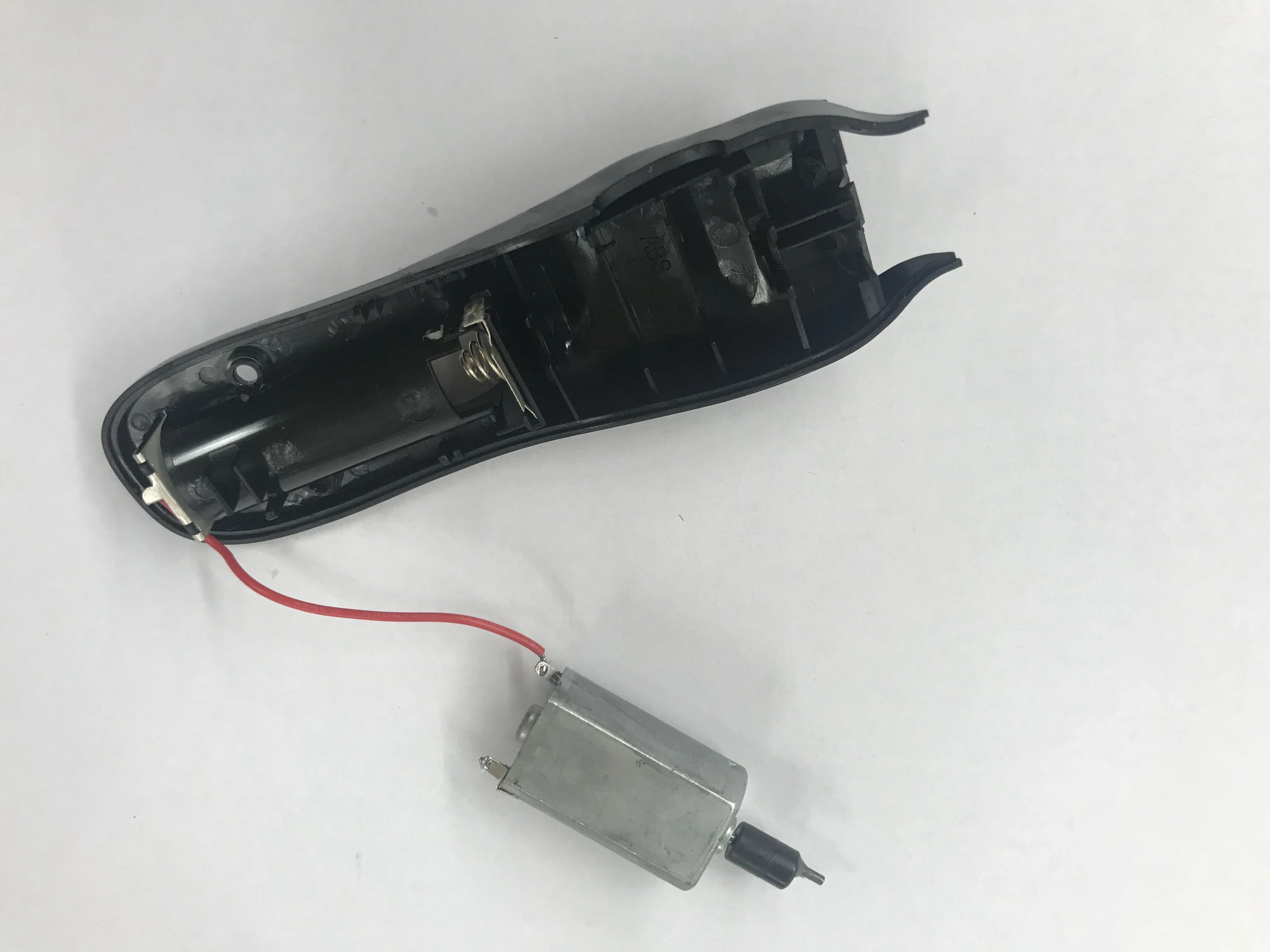 Снятие аккумуляторного триммера для бороды Wahl, извлечение двигателя: шаг 6, изображение 2 из 2