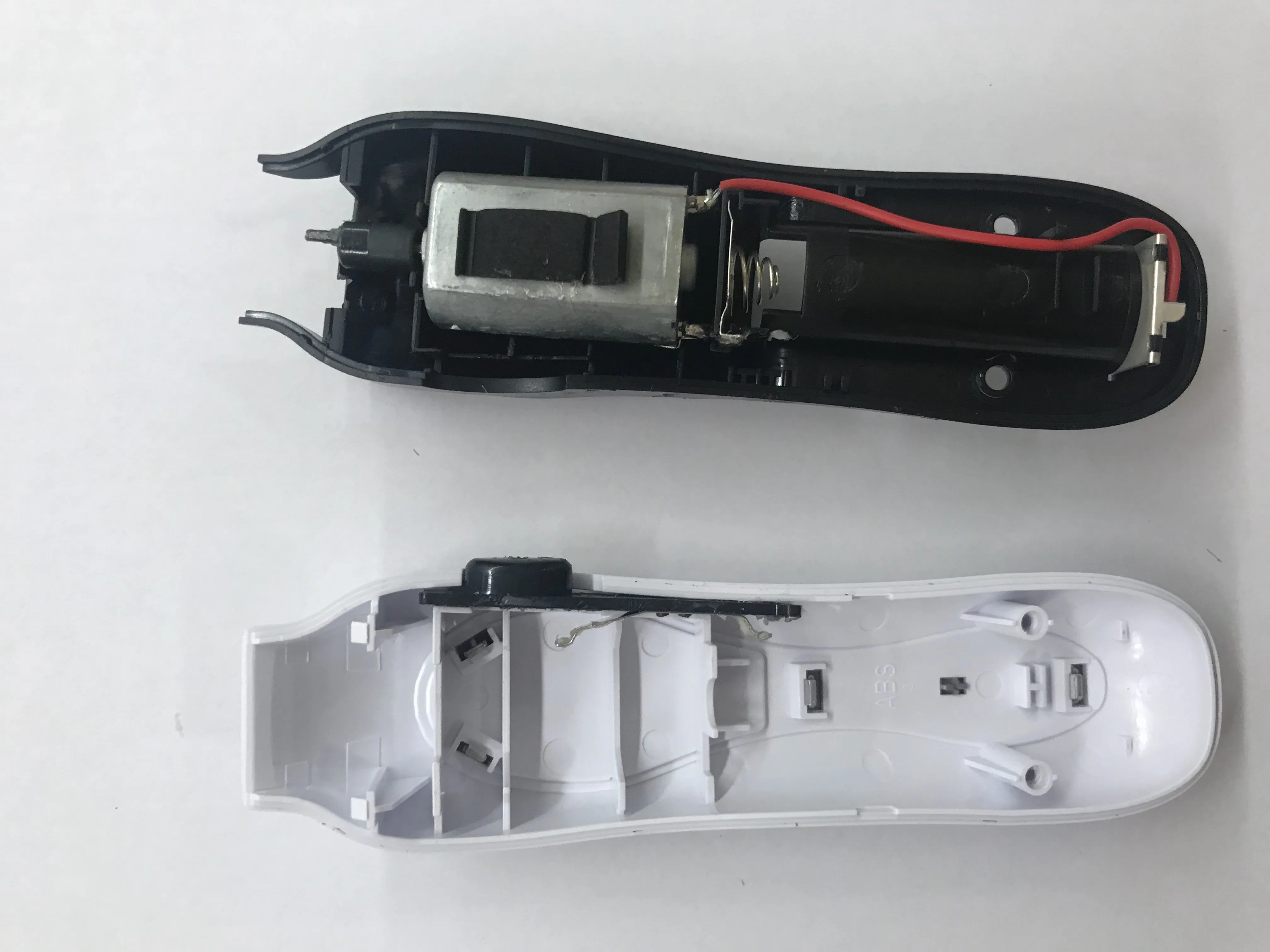 Разборка аккумуляторного триммера для бороды Wahl, снятие выключателя: шаг 5, изображение 1 из 2