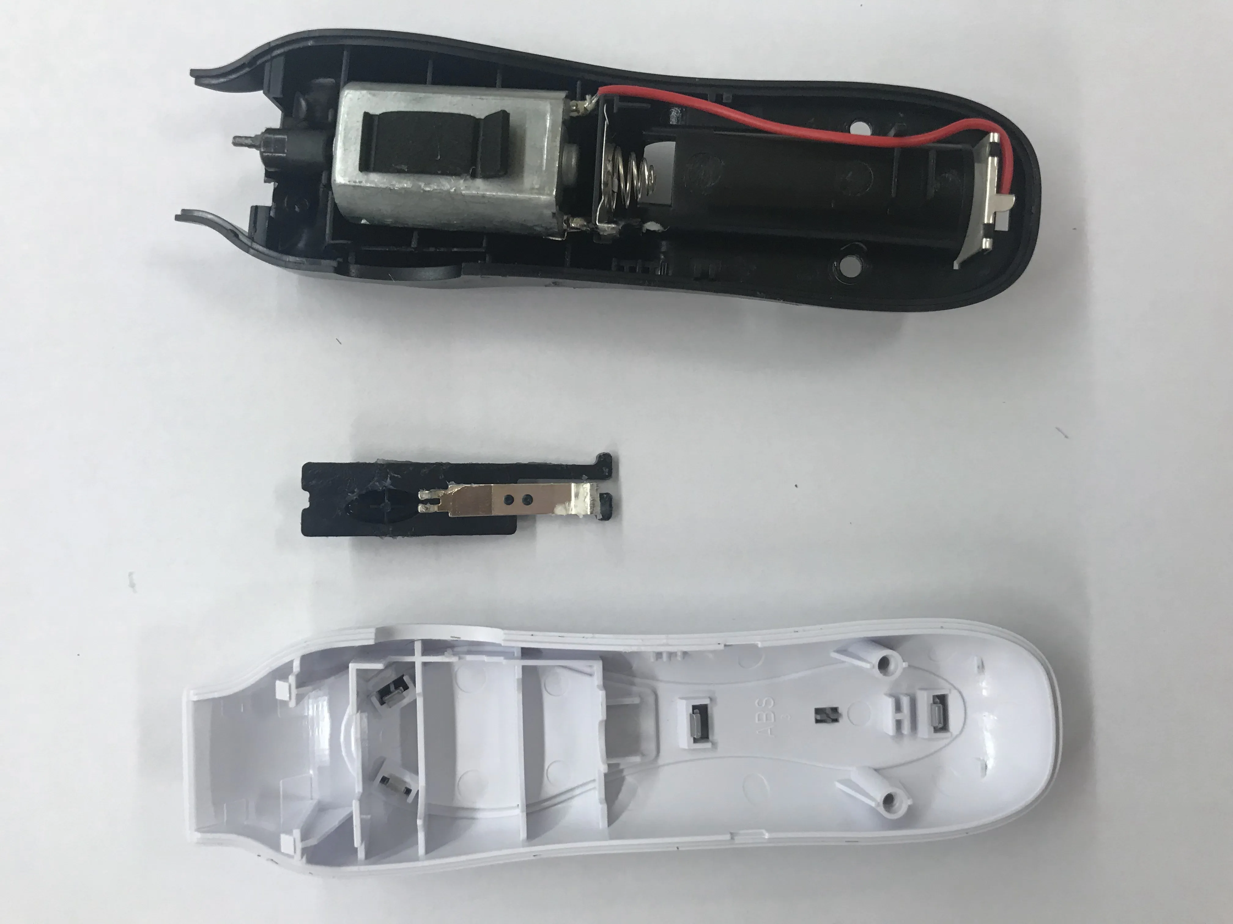 Снятие аккумуляторного триммера для бороды Wahl, извлечение выключателя: шаг 5, изображение 2 из 2